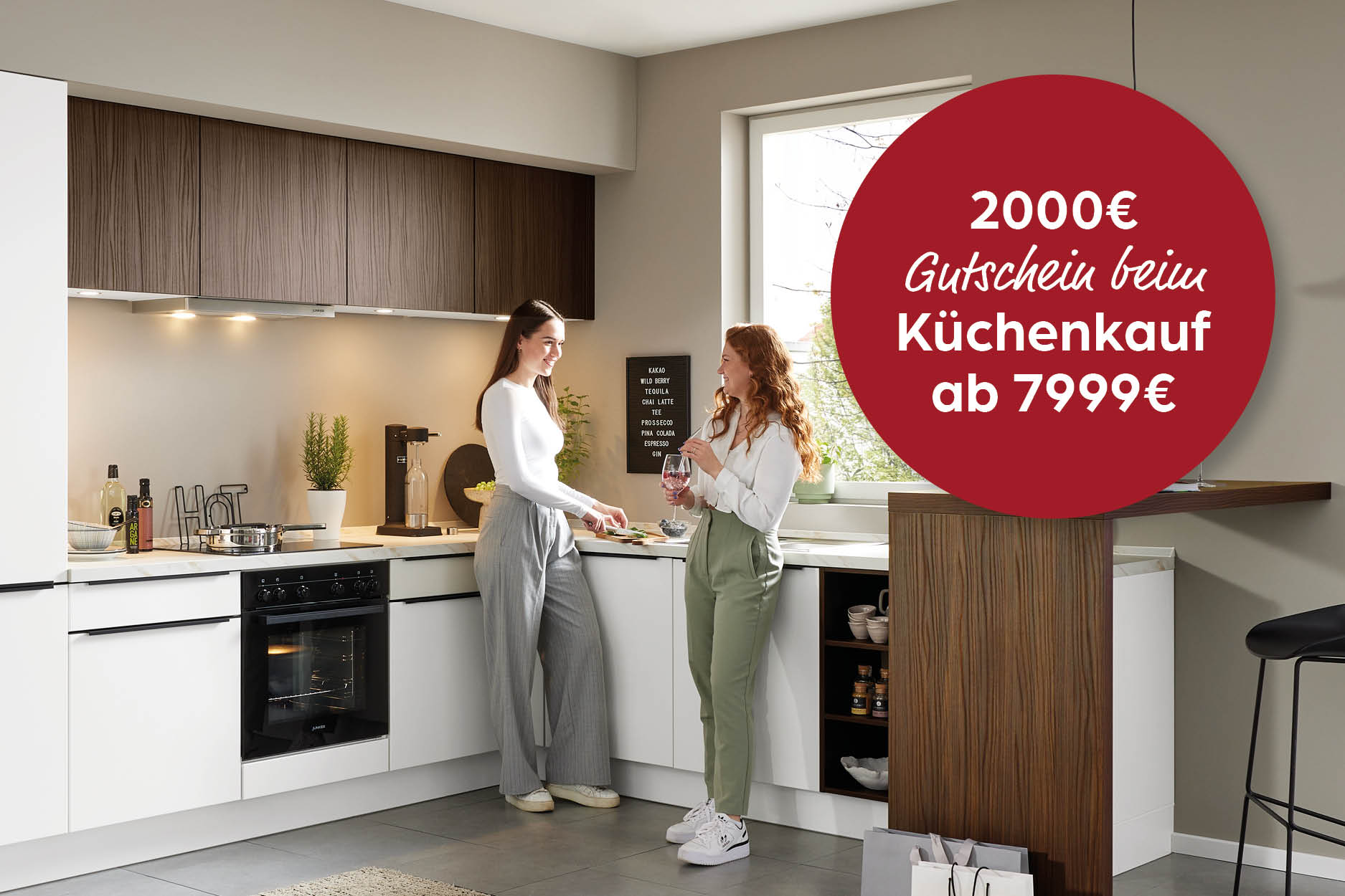Küche, Küchenschränke, Arbeitsplatte, Backofen, zwei Personen