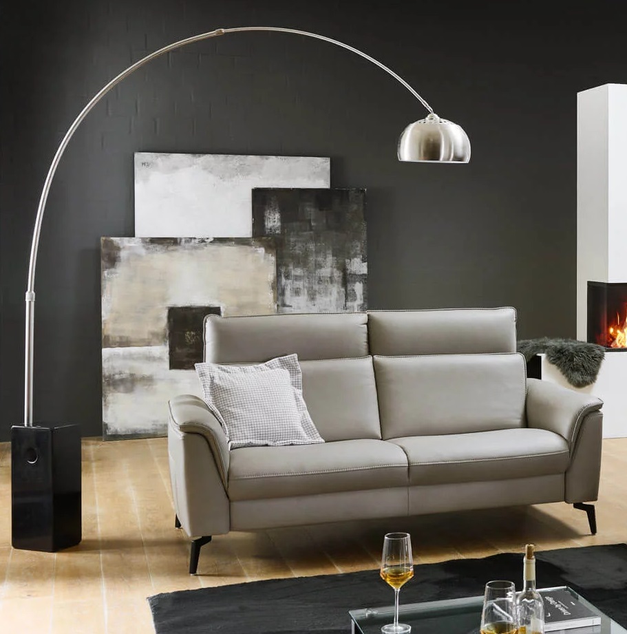 Hukla Sofa 2.5-sitzig HU-RL24088 in Leder Vivre pearl, Lampe, Couch, Mobiliar, Stehlampe, Teppich