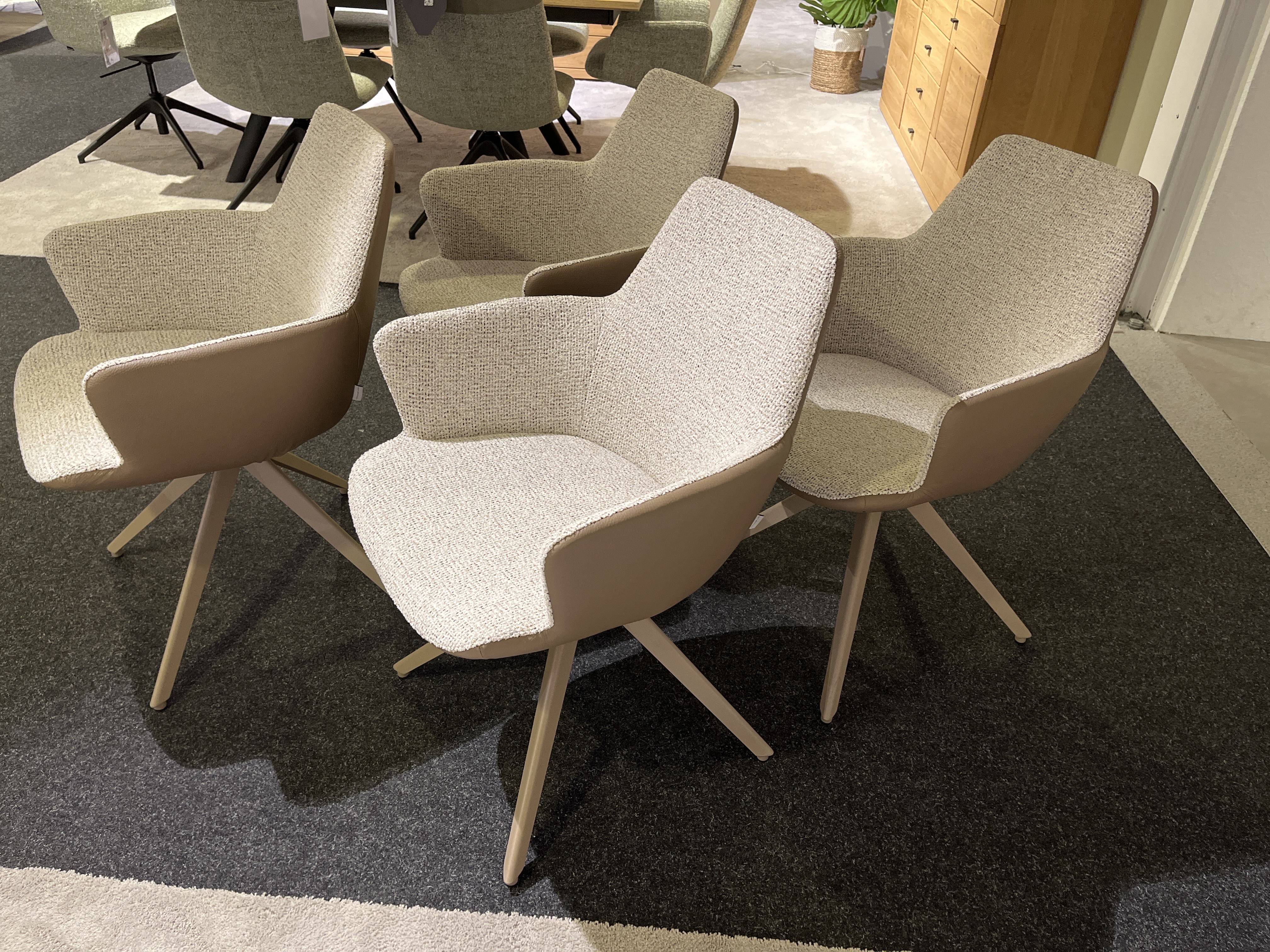 Bert Plantagie Sessel 4er-Set MAPLE STATIV in Innenseite LON001-01 Popcorn, Polsterstuhl, Drehstuhl, Armlehnen, Beigefarbener Stoff, Braune Außenseite
