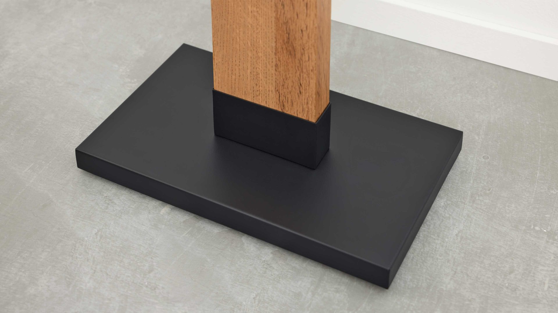 Interliving LED-Stehleuchte IL-9342 in Metall schwarz matt, Holzoptik dunkel