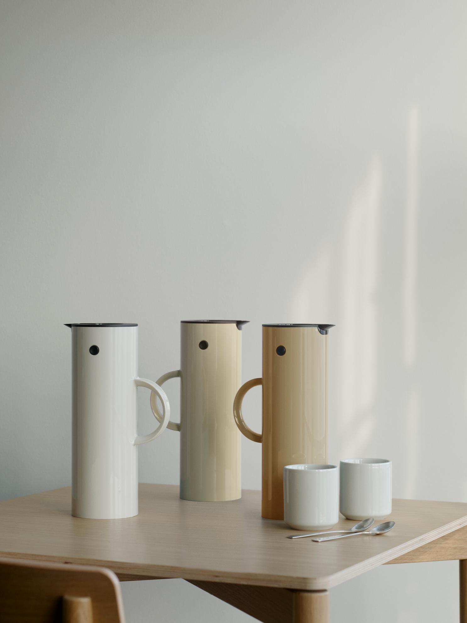 Stelton Isolierkanne EM77 1L in Farbe warm sand