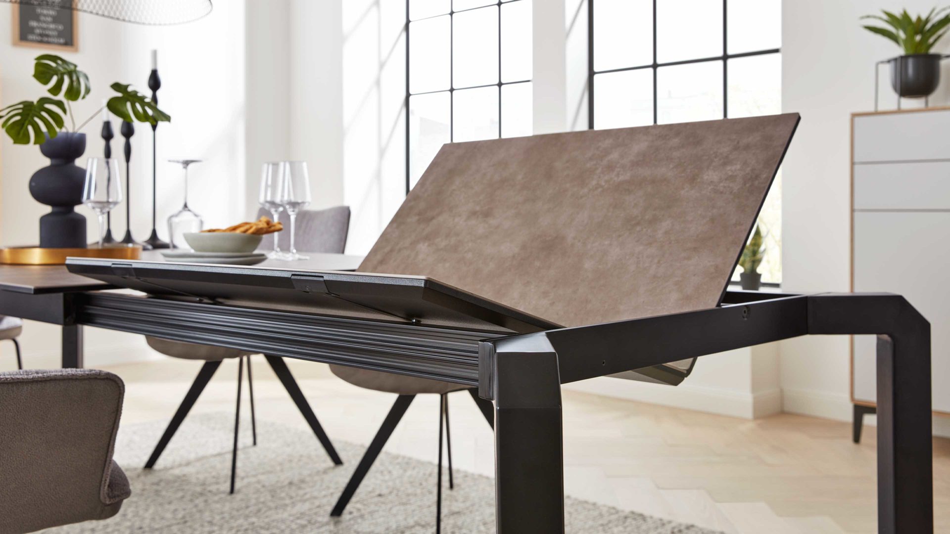 Interliving Esstisch IL5111, Oberteil Glas-Keramik grey, 4-Fuß-Gestell schwarz, Frontslide mit einer Falteinlage 80 cm, ca. 200 (280) x 100 cm