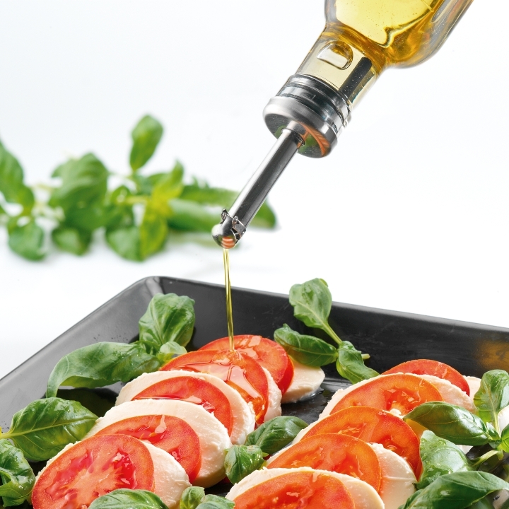 GEFU Ausgießer BECURO in Farbe schwarz/silber, Olivenöl, Tomate, Mozzarella, Basilikum, Salatgericht