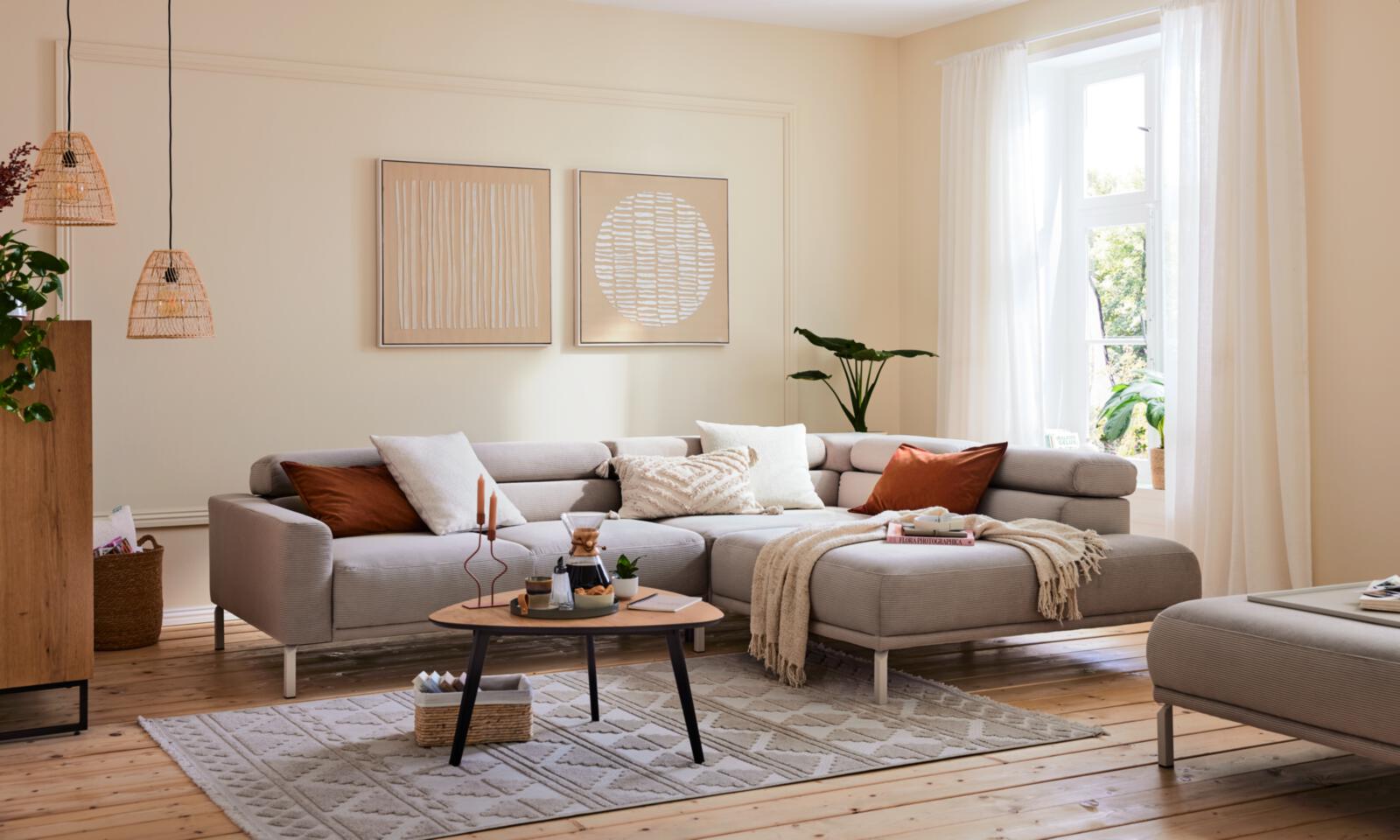 Roomio Polsterecke NO. 4106 ca. 303x219cm in Feincord sand, Wohnzimmer, Sofa, Couchtisch, Vorhang, Teppich