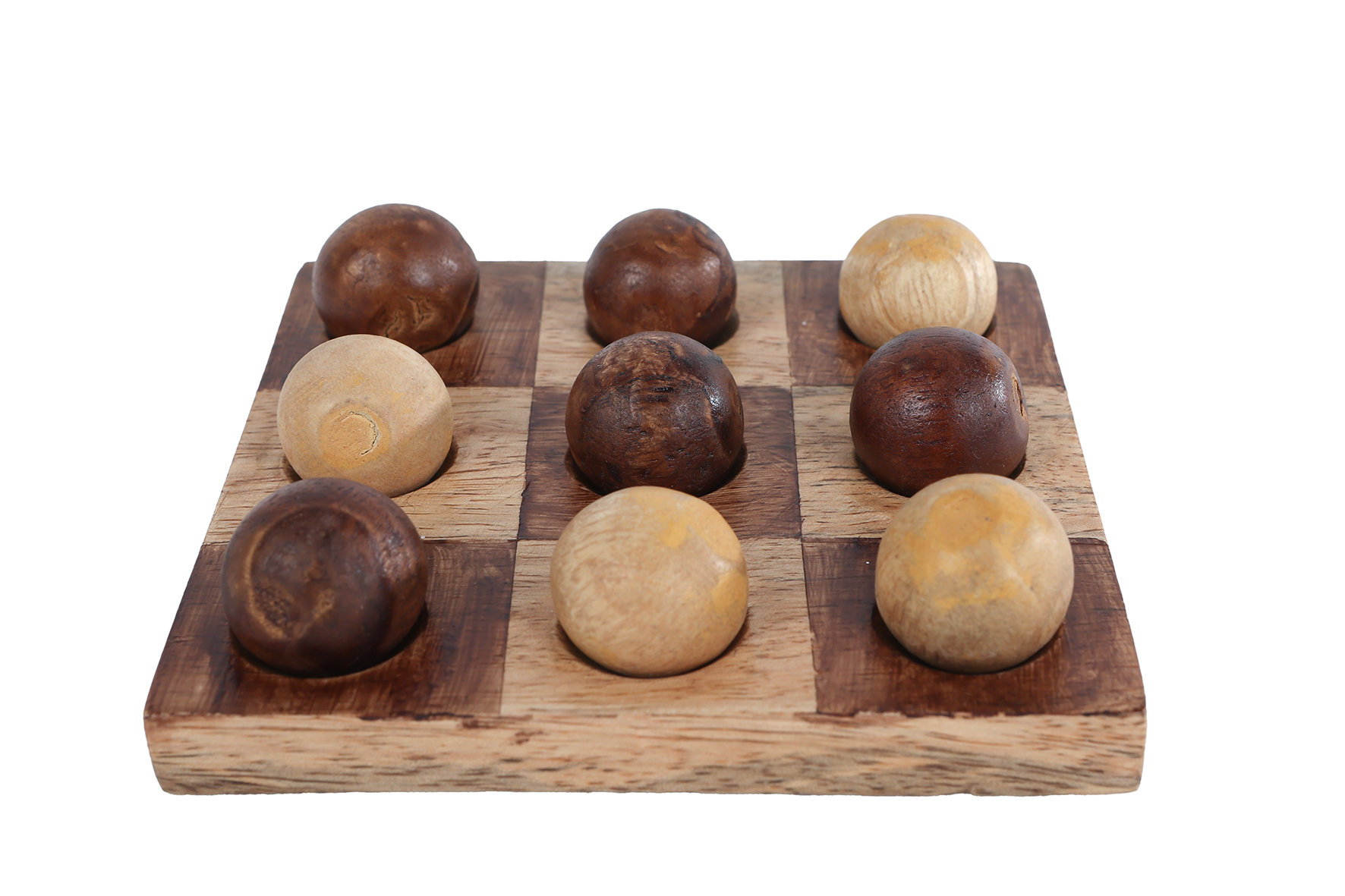 Tic Tac Toe Balls in Farbe natur, Schachbrett, Holzplatte, Holzschachfiguren, Kugeln, Muster