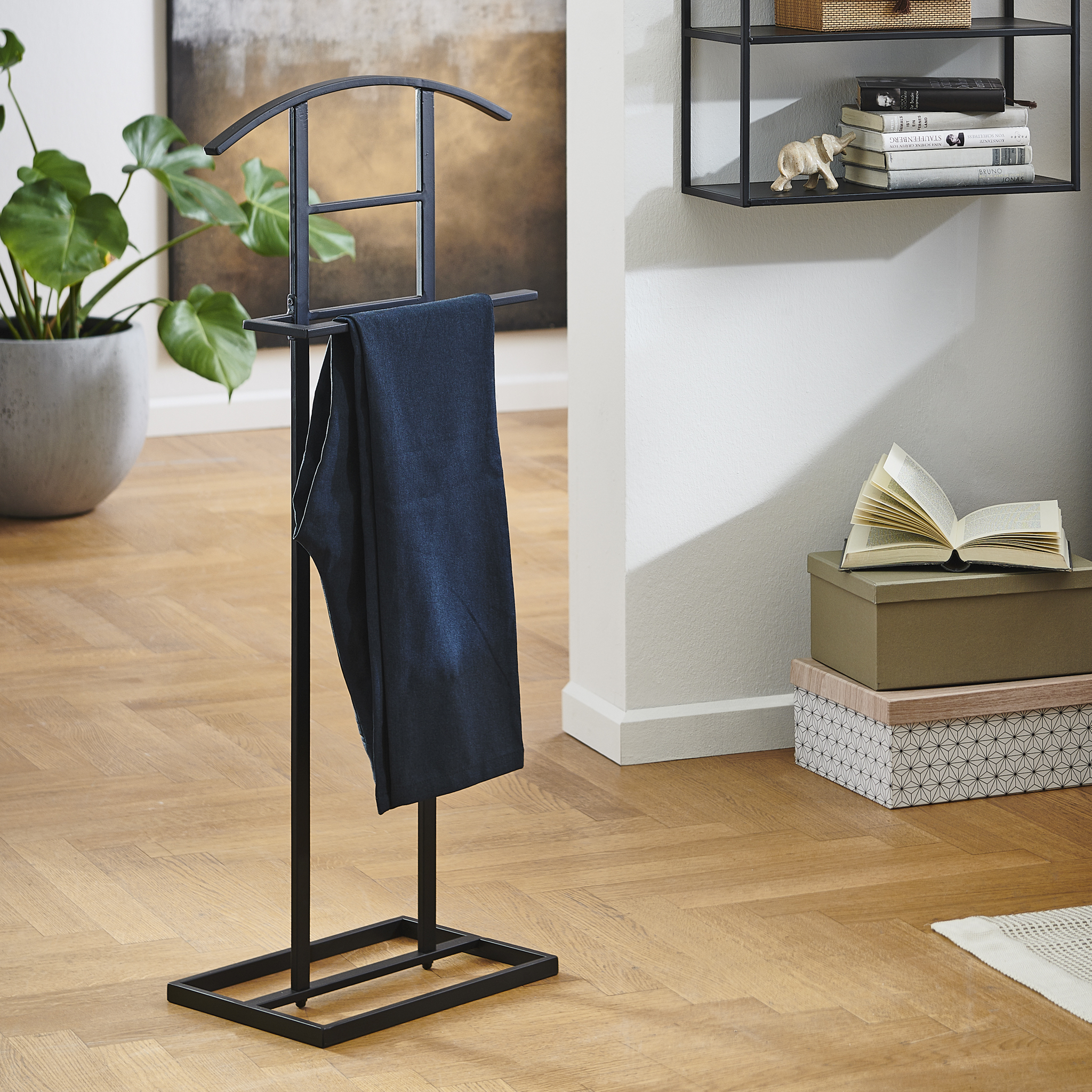 Herrendiener in Schwarz, Kleiderständer, Garderobe, Hakenständer, Metallrahmen, dunkelblau