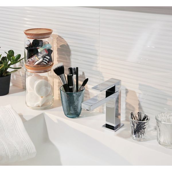 CreaTable Gläser Pampille in Farbe Eisblau glänzend, Make-up brushes, Kosmetikpinsel-Set, Glasbehälter, Waschbeckenarmatur, Waschbeckenrand, Wattepads, Badezimmer-Deko, Handtuch, Pinselhalter, Kleines Pflänzchen