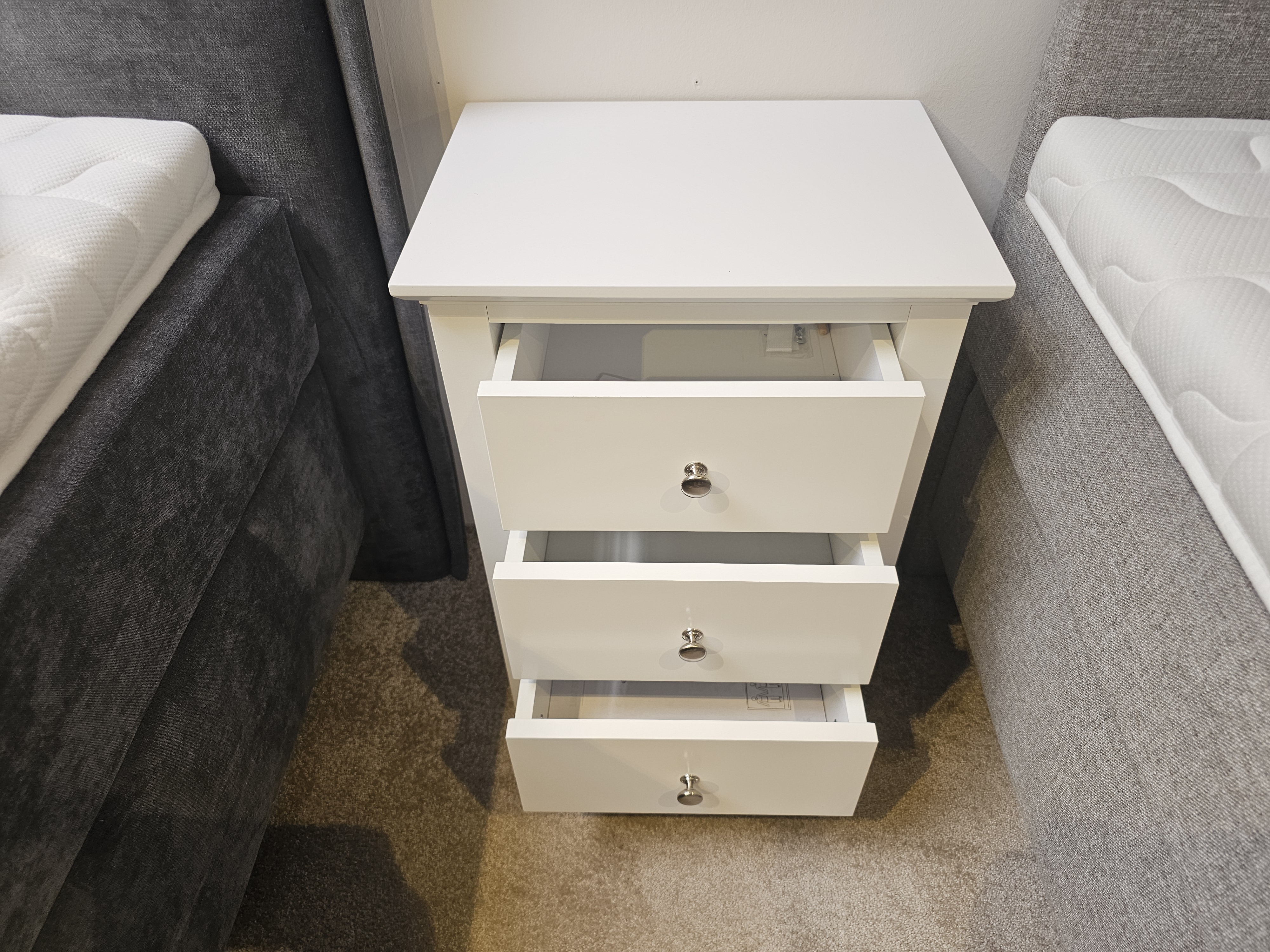 Nachttisch LINNEA in Farbe weiss, nachtkommode, schublade, weiß, nachttisch, metallknopf
