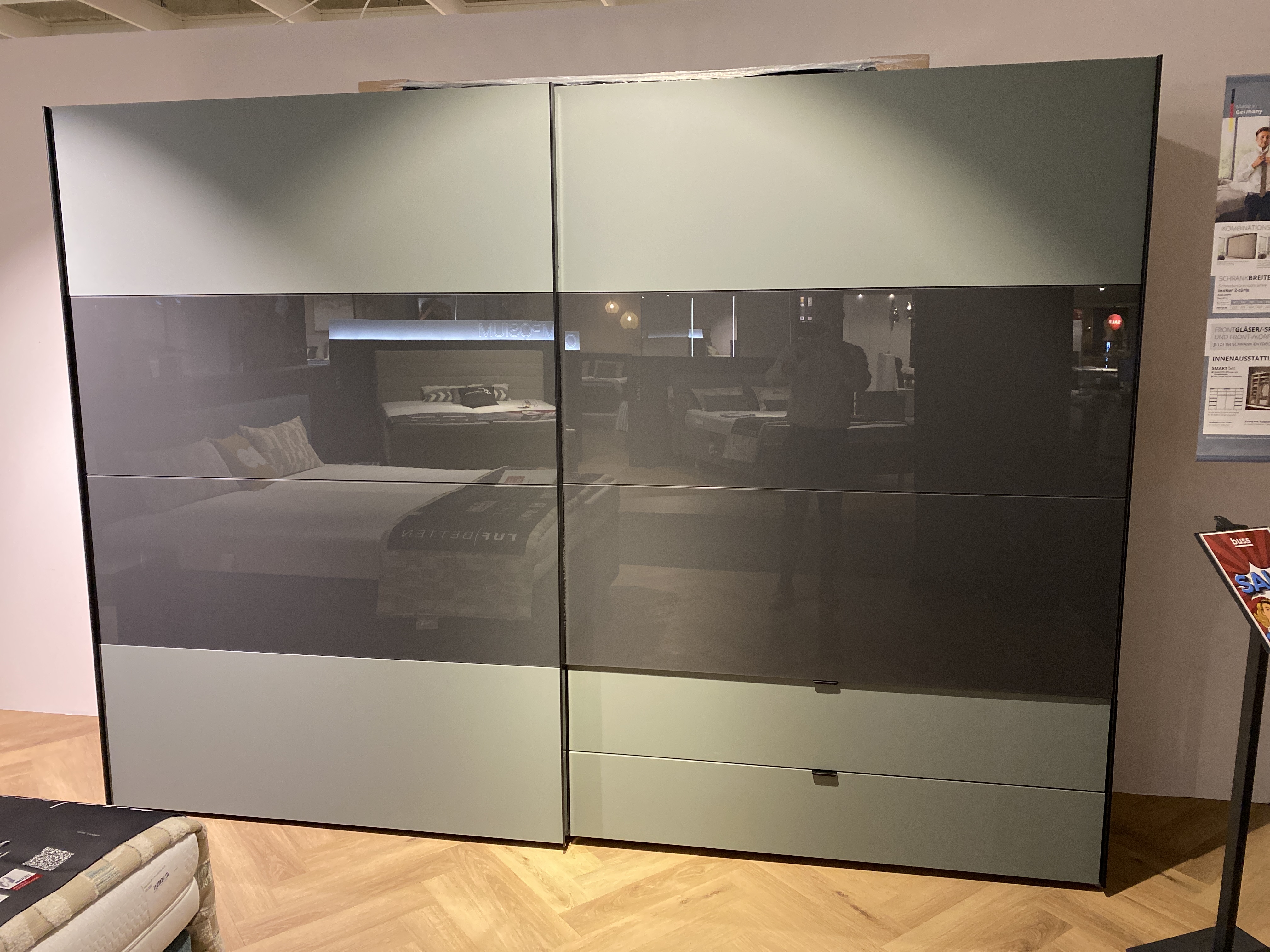 Schwebetürenschrank, Schrank, Wandschrank, Glasfront, Drehtüren, Schubladen