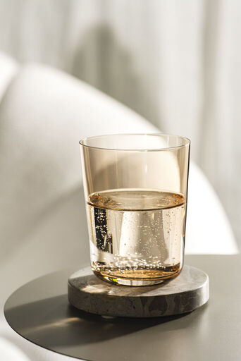 Leonardo Becher 330ml cachi LEGGERO LEGGERO in Fb. apricot , glas, trinkglas, leichtgold, steinunterlage, getränk