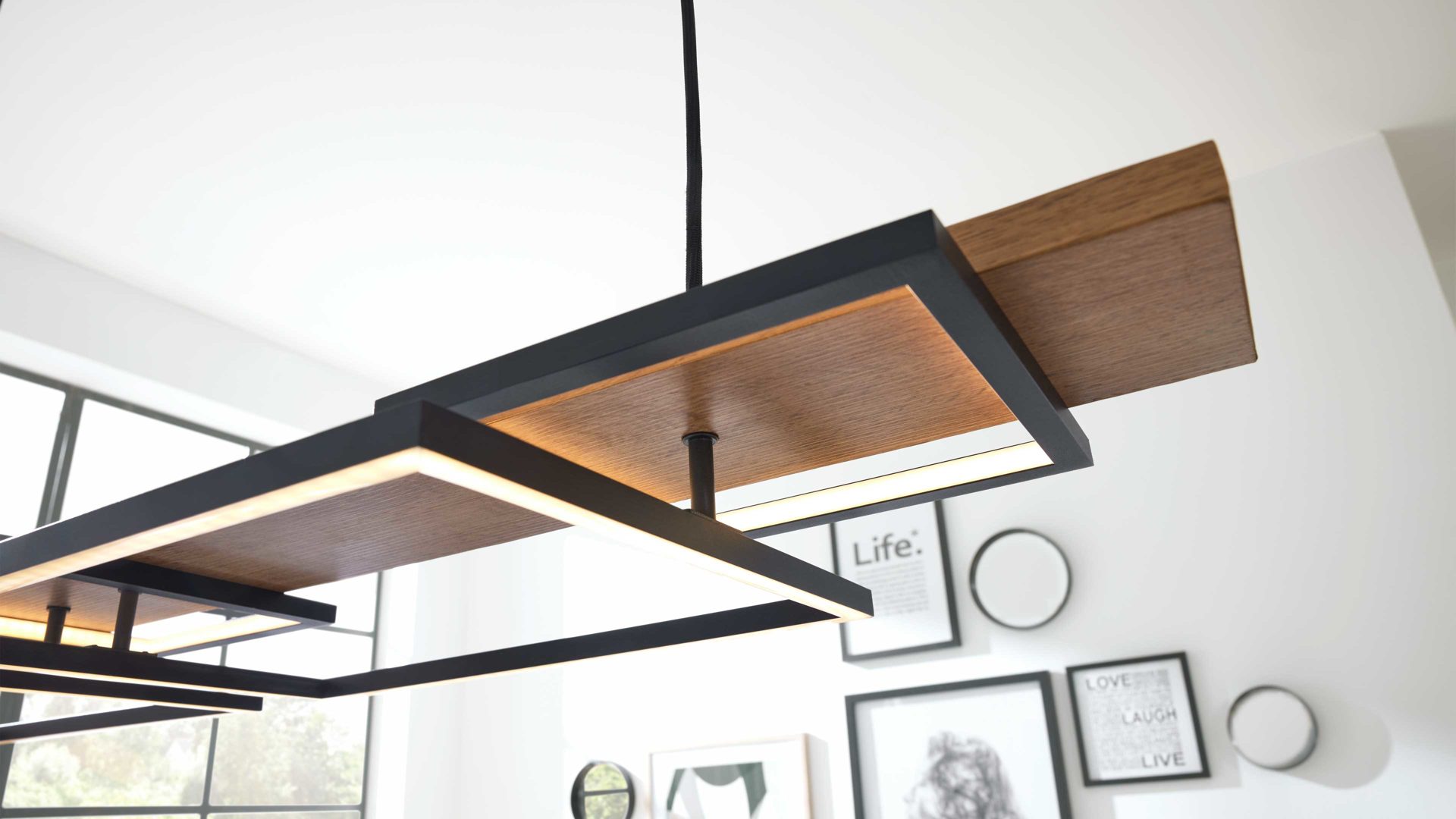 Interliving LED-Hängeleuchte IL-9342 in Metall schwarz matt, Holzoptik dunkel Interliving LED-Hängeleuchte IL-9342 in Metall schwarz matt, Holzoptik dunkel