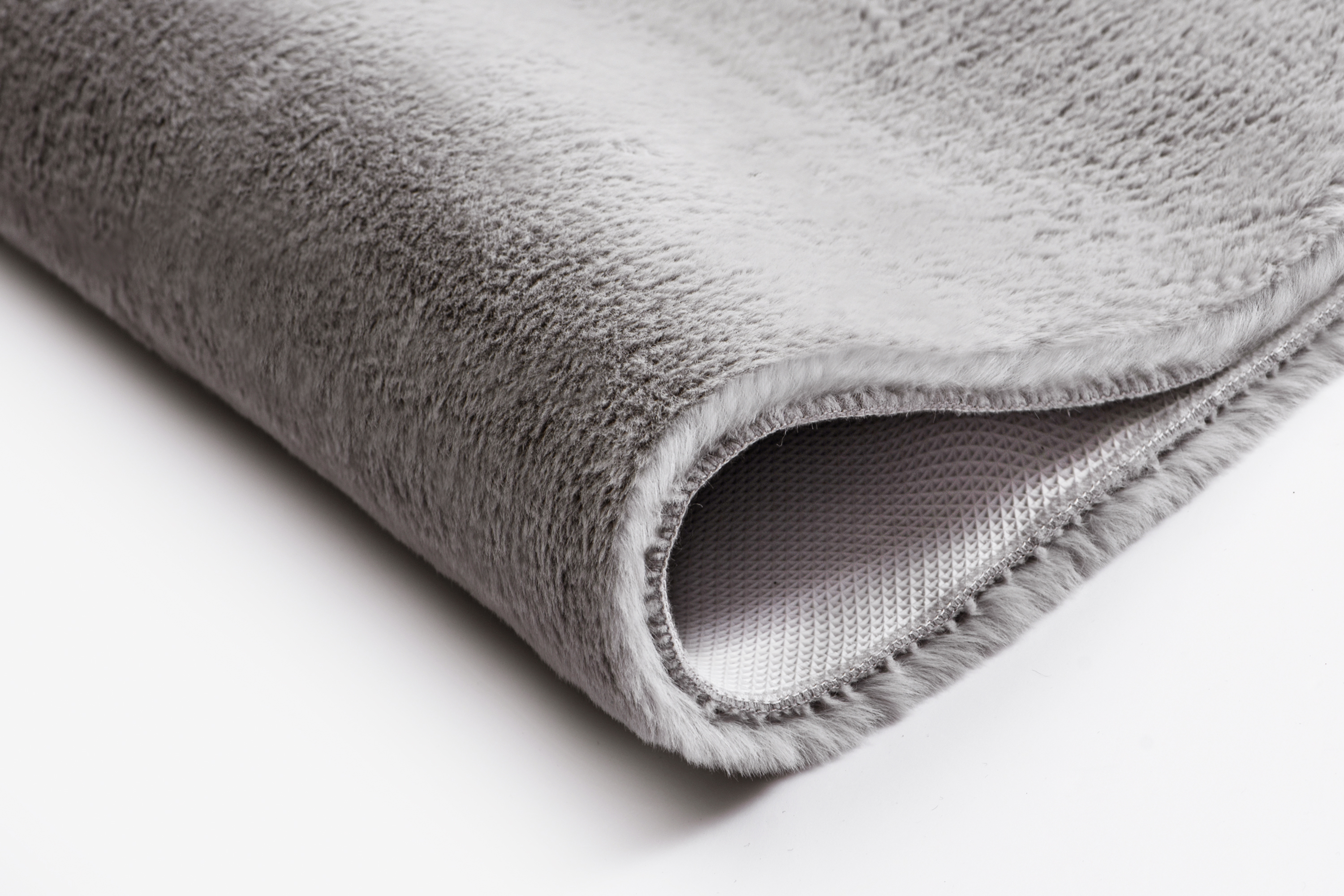 Kleine Wolke Badteppich CONY ca. 60x100cm in Farbe Silbergrau, plüsch, Decke, Fleece, Grau, aufgerollt