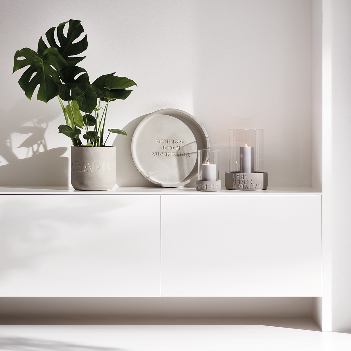 Betonwindlicht LEBE JEDEN MOMENT in Farbe grau, pflanze, topf, monstera, deko-platte, kerzenhalter