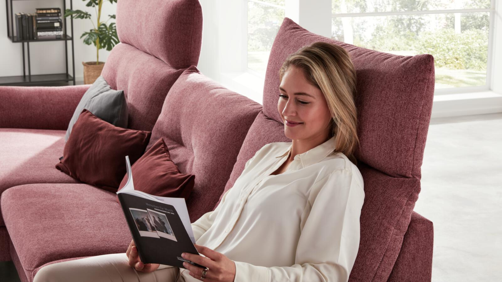 Interliving Polsterecke INTERLIVING 4400 in Stoff S-GCP8/08 Pastell violet, Erwachsener, Weiblich, Person, Frau, Kissen