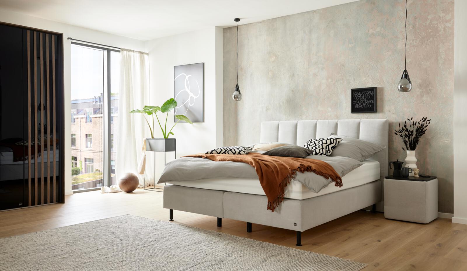Interliving Boxspringbett IL1418 ca. 180x200cm in Farbe Feincord silver, bett, bettensystem, stoffbett, graue bettwäsche, pflanze