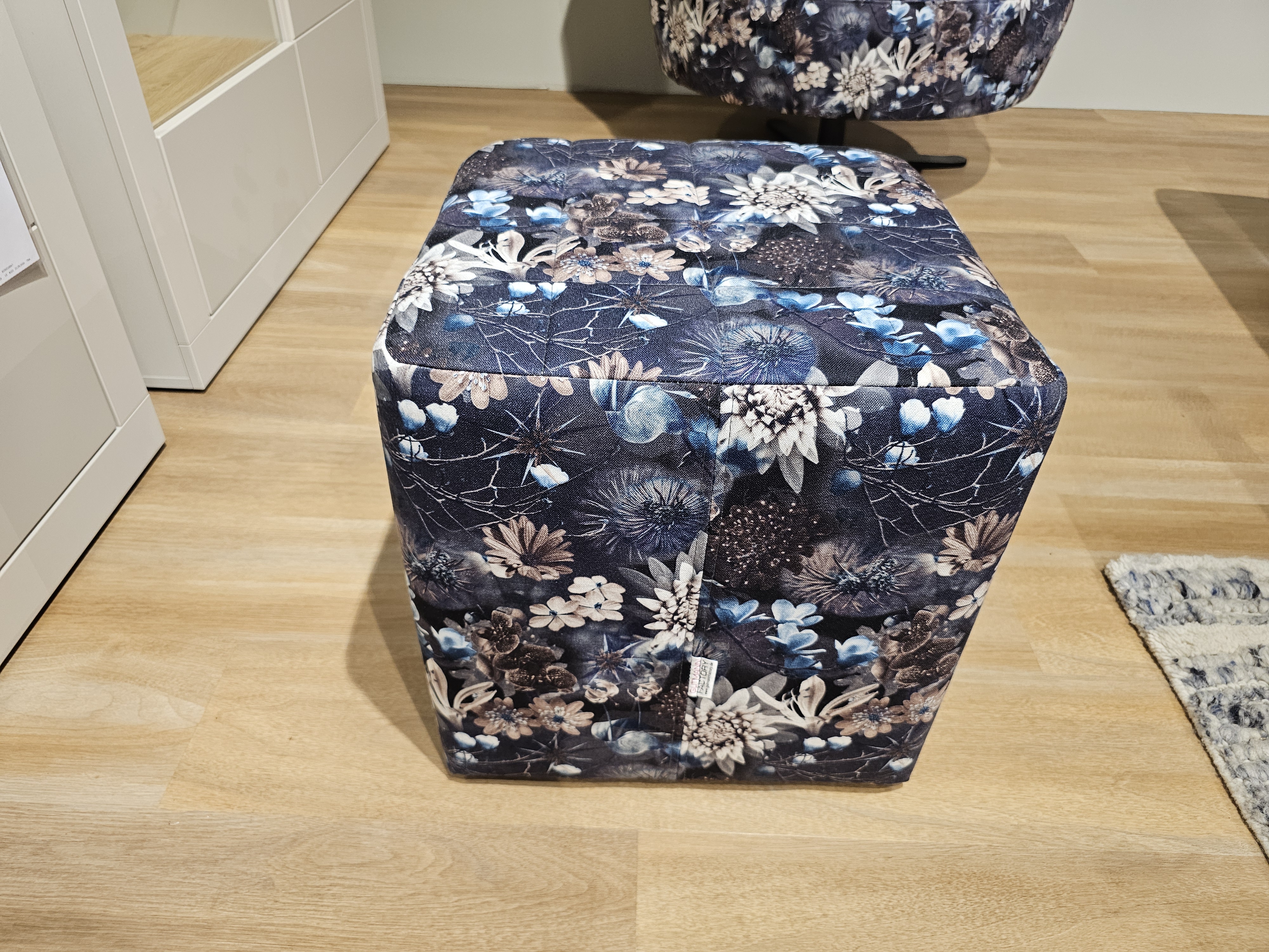 Hocker , Sessel, Pouf, Blumenmuster, Stoffbezug, Dunkelblau