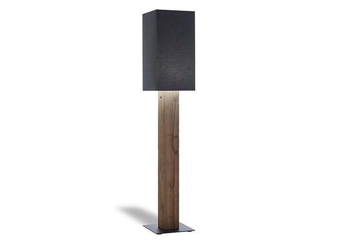 Hartmann Stehleuchte gross NATURSTÜCKE in Riffeiche gebürstet Hartmann Stehleuchte gross NATURSTÜCKE in Riffeiche gebürstet, Stehlampe, LED-Lampe, Holzstativ, quadratischer Lampenschirm, dunkler Lampenschirm