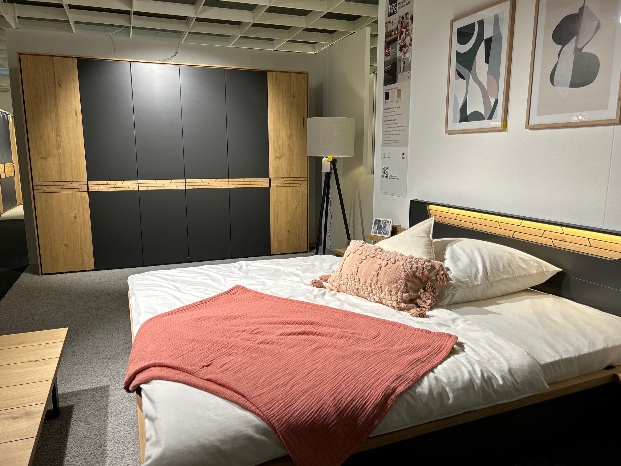 Interliving Schlafzimmer IL 1030 ca. 180x200cm in Schiefer schwarz/Casa Wildeiche geölt 