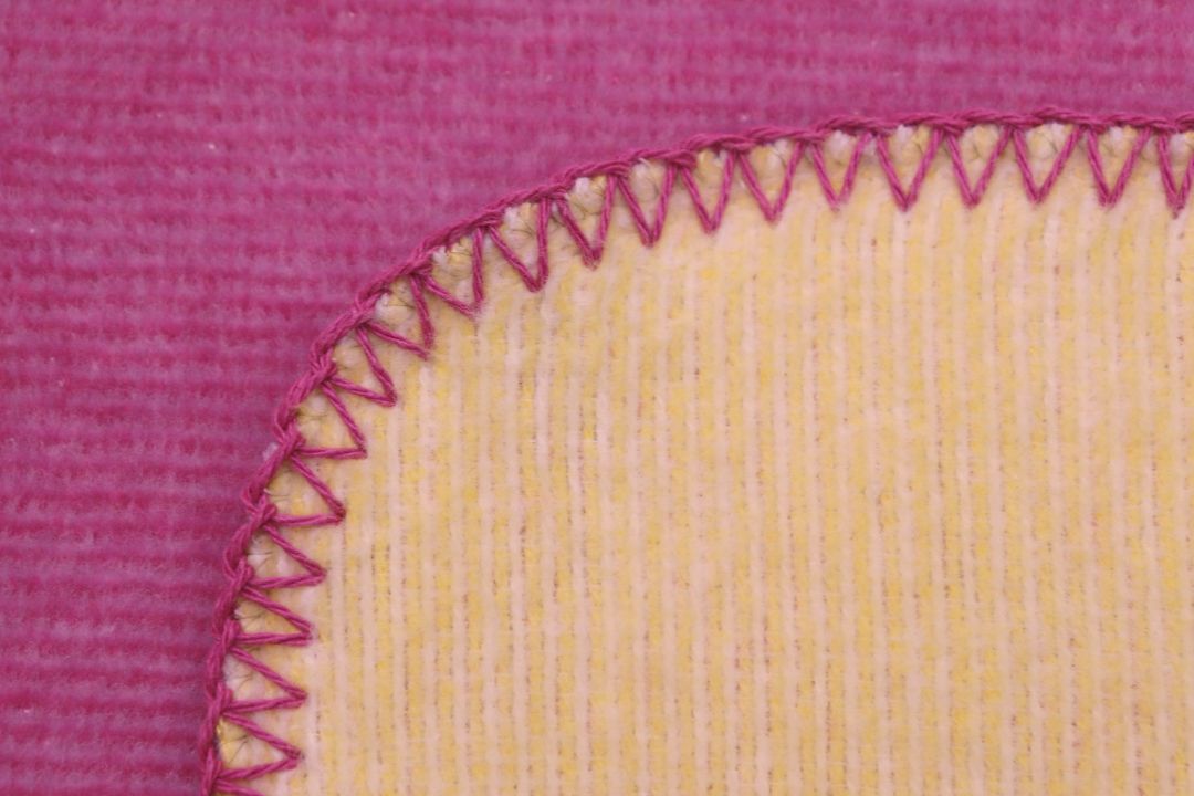 Biederlack Decke ca. 150x200cm in Farbe Cinque Terre Biederlack Decke ca. 150x200cm in Farbe Cinque Terre, pink, stitching, Stoff, Kante, gekrümmte Naht