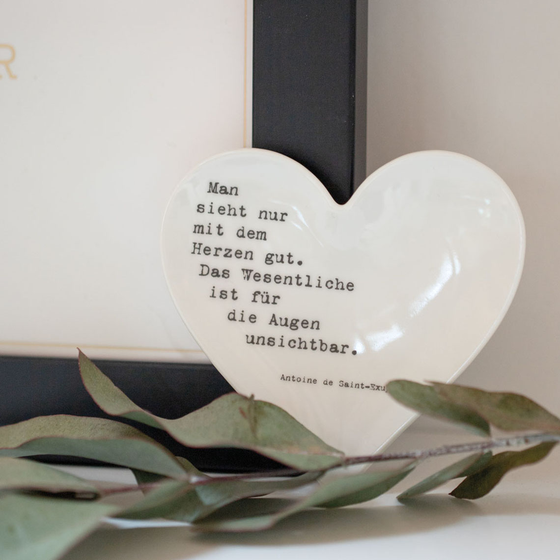 Herzteller MAN SIEHT NUR.. in Farbe weiß, Herz-Logo, Textplättchen, Herzdeko, Zitatekunst, Porzellan