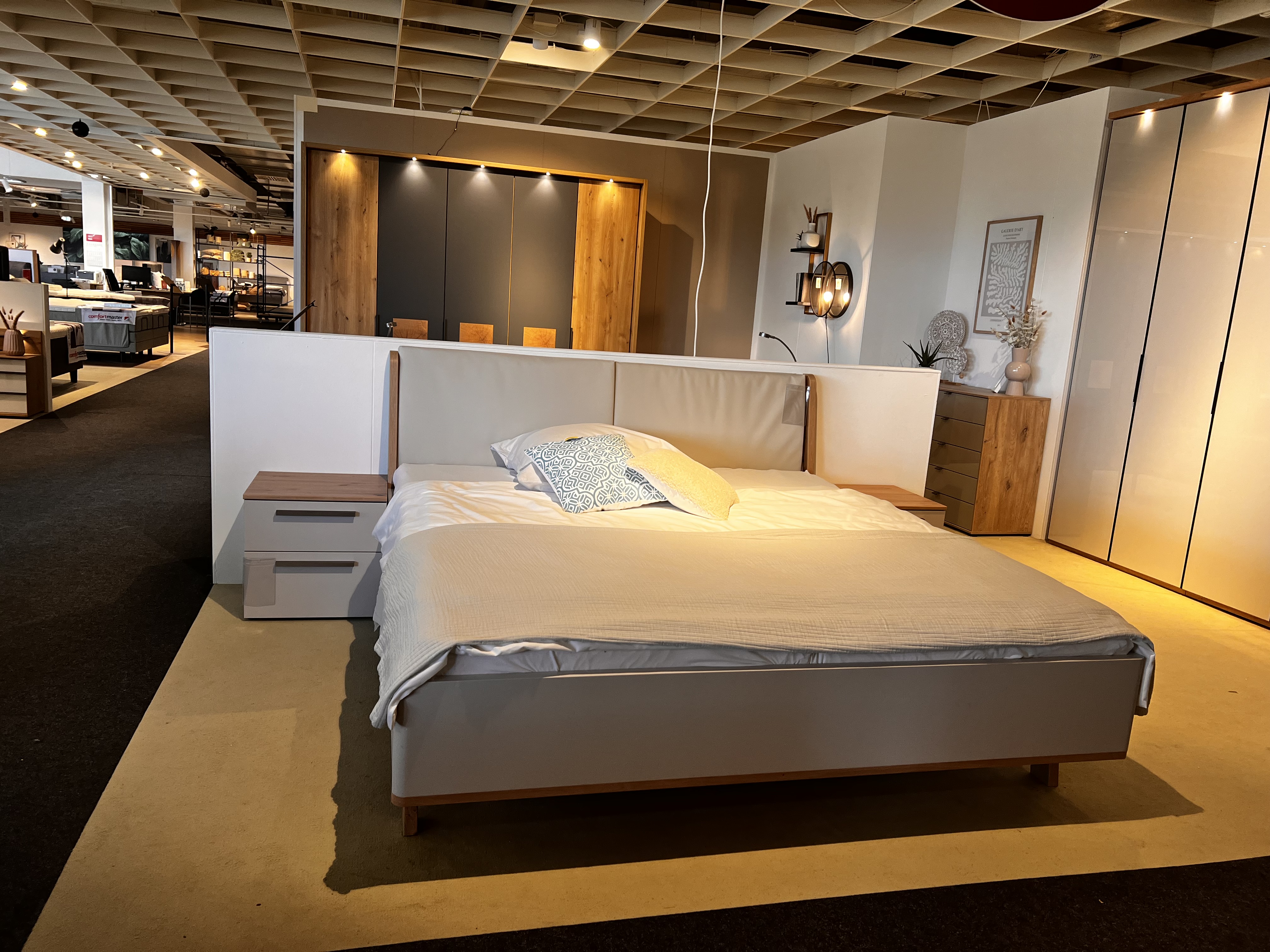 Nolte Bettgestell SONYO 2 ca. 180x200cm in Farbe Perla/Artisan-Eiche Nachbildung Nolte Bettgestell SONYO 2 ca. 180x200cm in Farbe Perla/Artisan-Eiche Nachbildung, Drinnen, Innenarchitektur, Mobiliar, Bett, Fußboden