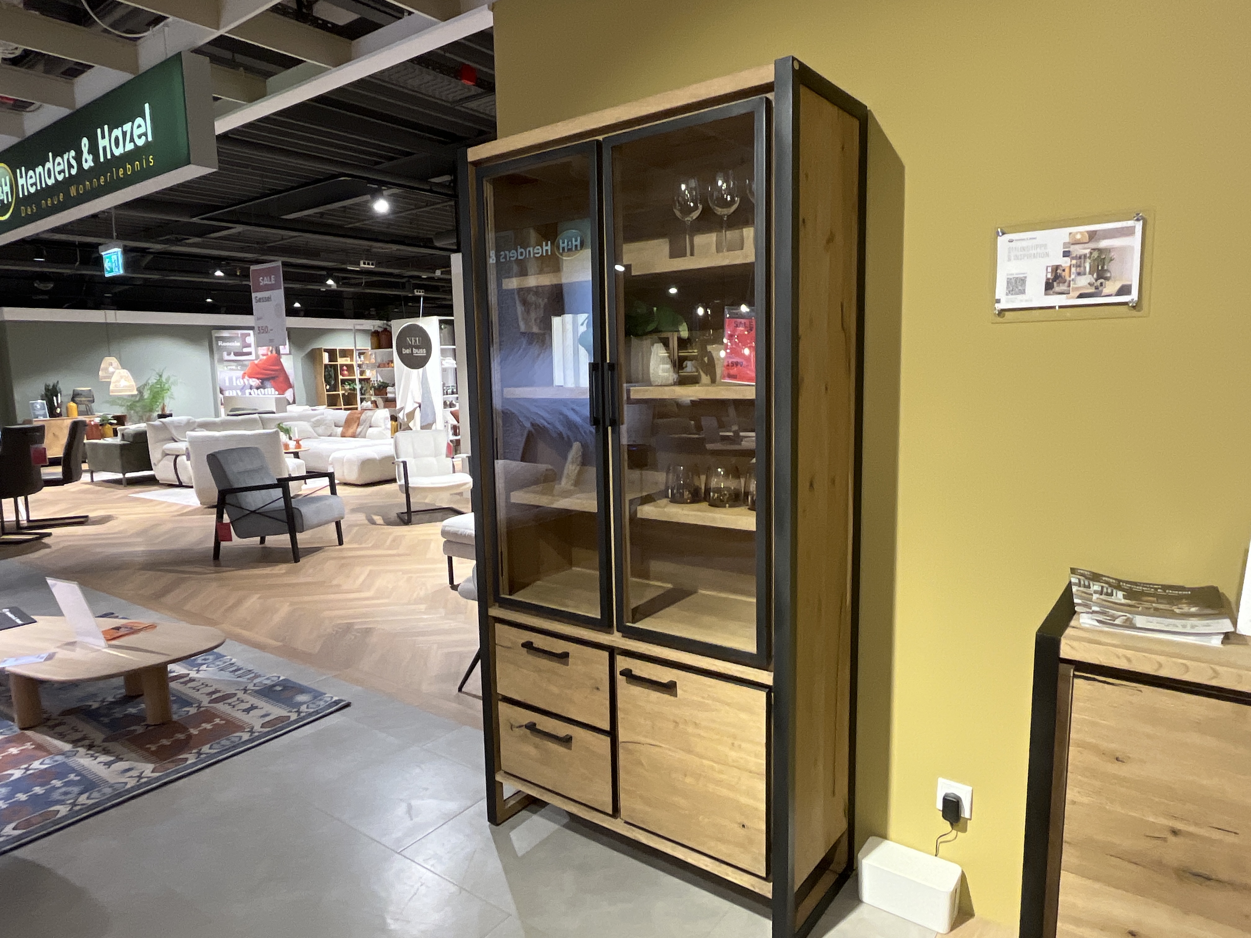 Henders & Hazel Vitrine Metalo in Railway brown, Vitrine, Holzoptik, Glastüren, Metallrahmen, Schubladen