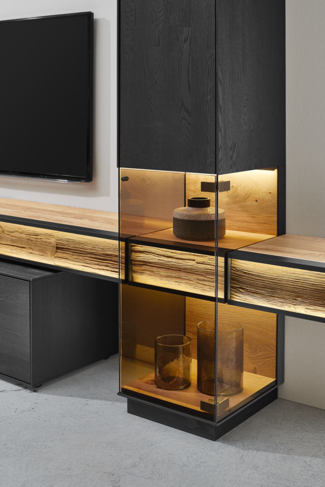 Wohnkombination ca.B306 H201 T49 cm in Kernesche anthrazit gebürstet Wohnkombination ca.B306 H201 T49 cm in Kernesche anthrazit gebürstet, Wohnschrank, Vitrine, Glasfront, Holzoptik, Beleuchtung