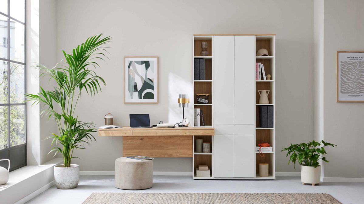 Interliving Regal-Schreibtisch-Kombination IL 2031 in Farbe Dekor/Front Tonweiß/Rückwand Risseiche, home office, desk, schrank, regalsystem, pflanze