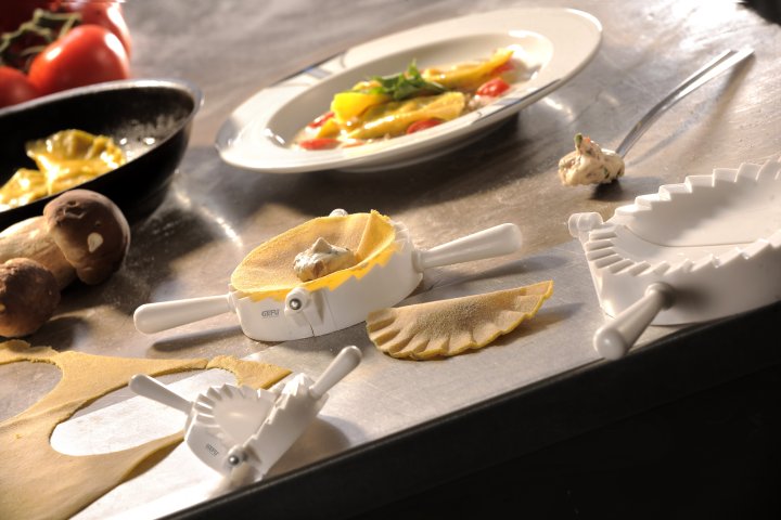 GEFU Ravioli-/Maultaschenformer VERONA in Farbe weiß, Pasta-Schneider, Zitronenscheibe, Teigschneider, Küchenwerkzeug, Gnocchi-Halter