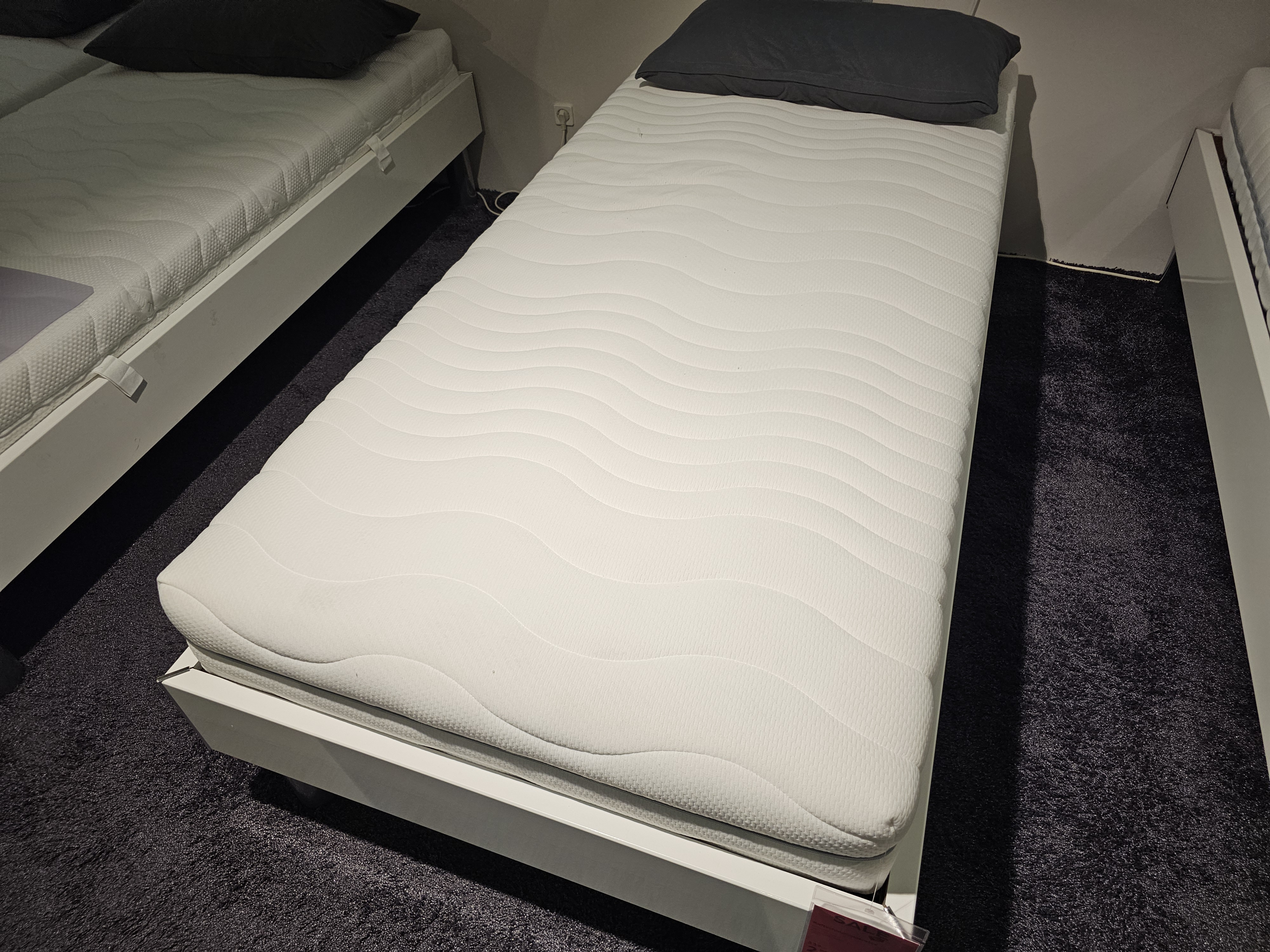 Kaltschaummatratze OMARA KS 22 in Bezug Standard BAW, matratze, einzelbett, weiße oberfläche, wellenmuster, rahmenbett