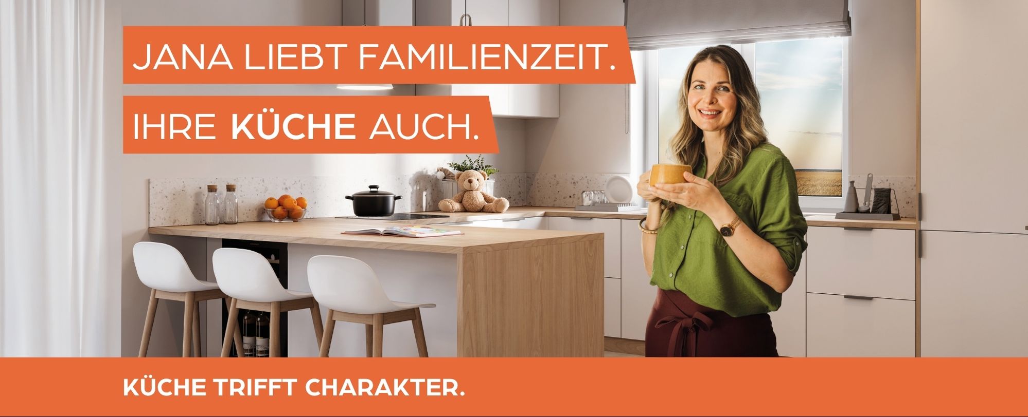 Küche, Kücheninsel, grünes Oberteil, oranger Banner, Frau