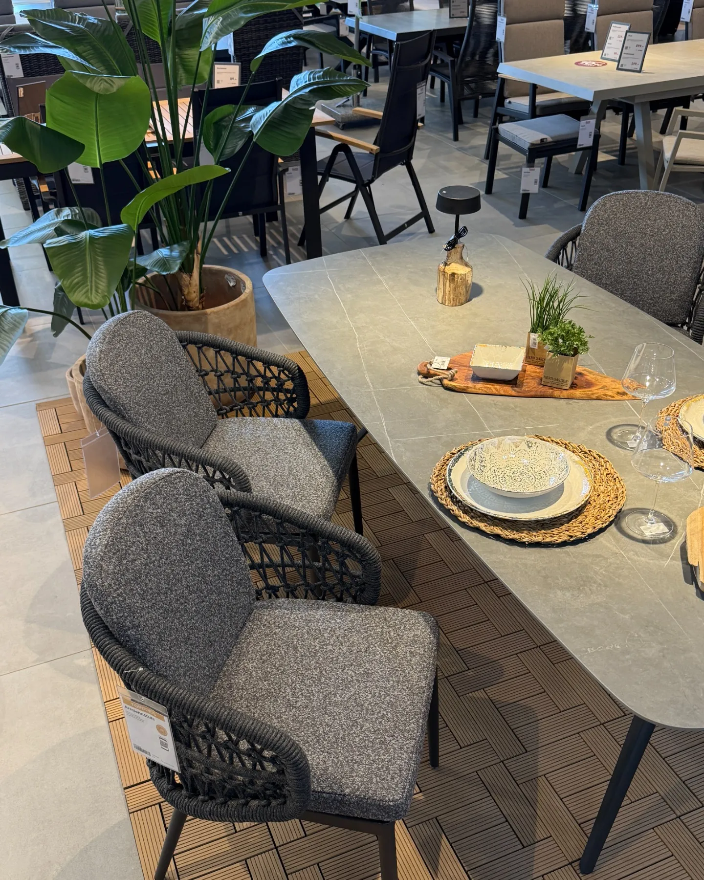18091298182932315 Ist es nicht schön, im eigenen Garten zu entspannen und sich einfach wohlzufühlen? Mit den richtigen Gartenmöbeln wird draußen zu deinem Lieblingsplatz. Ob Loungen, Essen oder einfach die Sonne genießen – bei uns findest du alles für deinen perfekten Sommer. 👉 Entdecke jetzt unsere große Gartenmöbel-Ausstellung. #begeistern #wohnen #buss #oldenburg #wiesmoor #herbartgang #garten #gartenmöbel