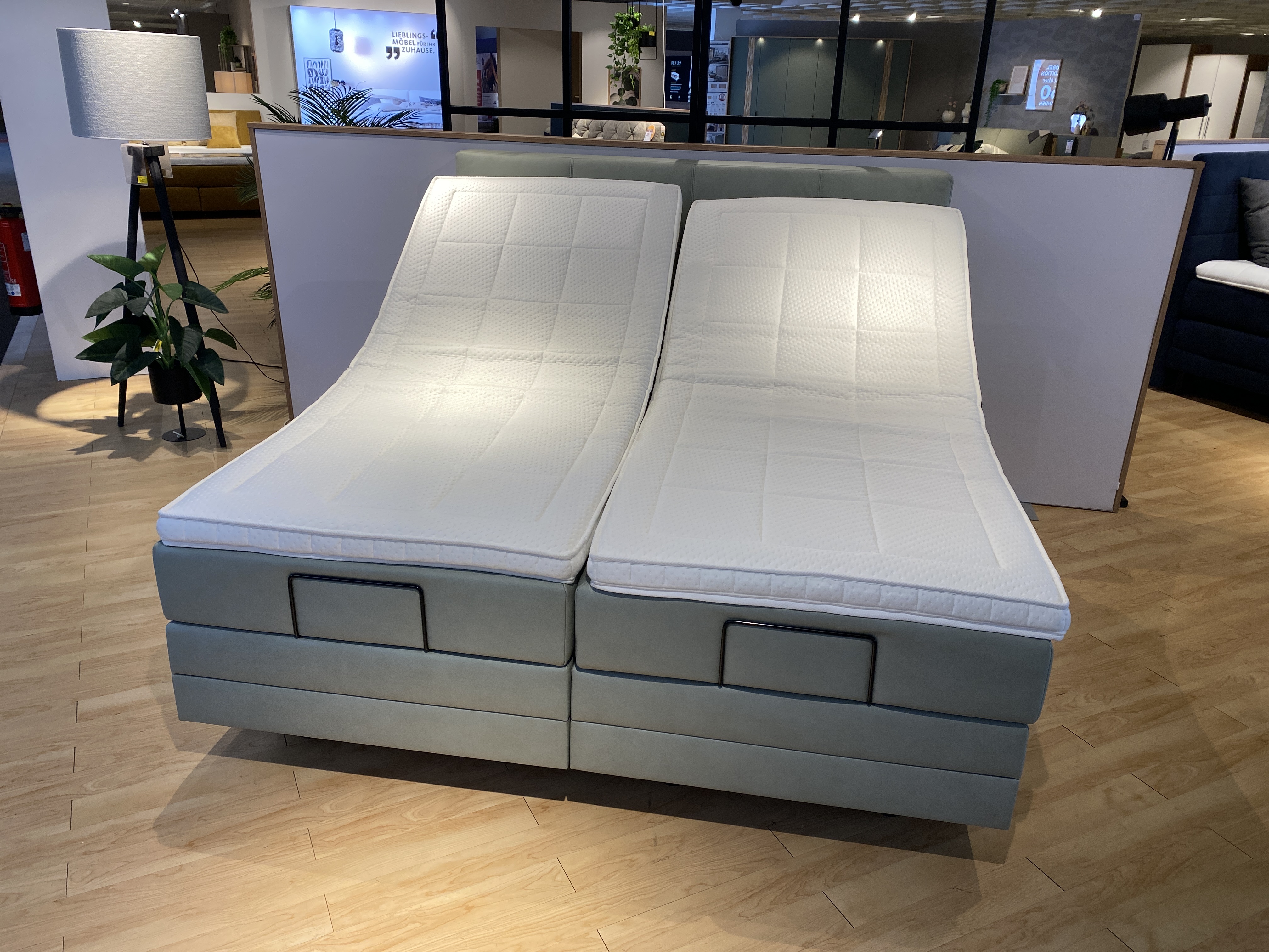 Boxspringbett 5-Karat-Comfort-Motor ca. 180x200cm Grau, Boxspringbett, Doppelbett, weiße Matratzen, graues Polsterbett, verstellbare Kopfteile