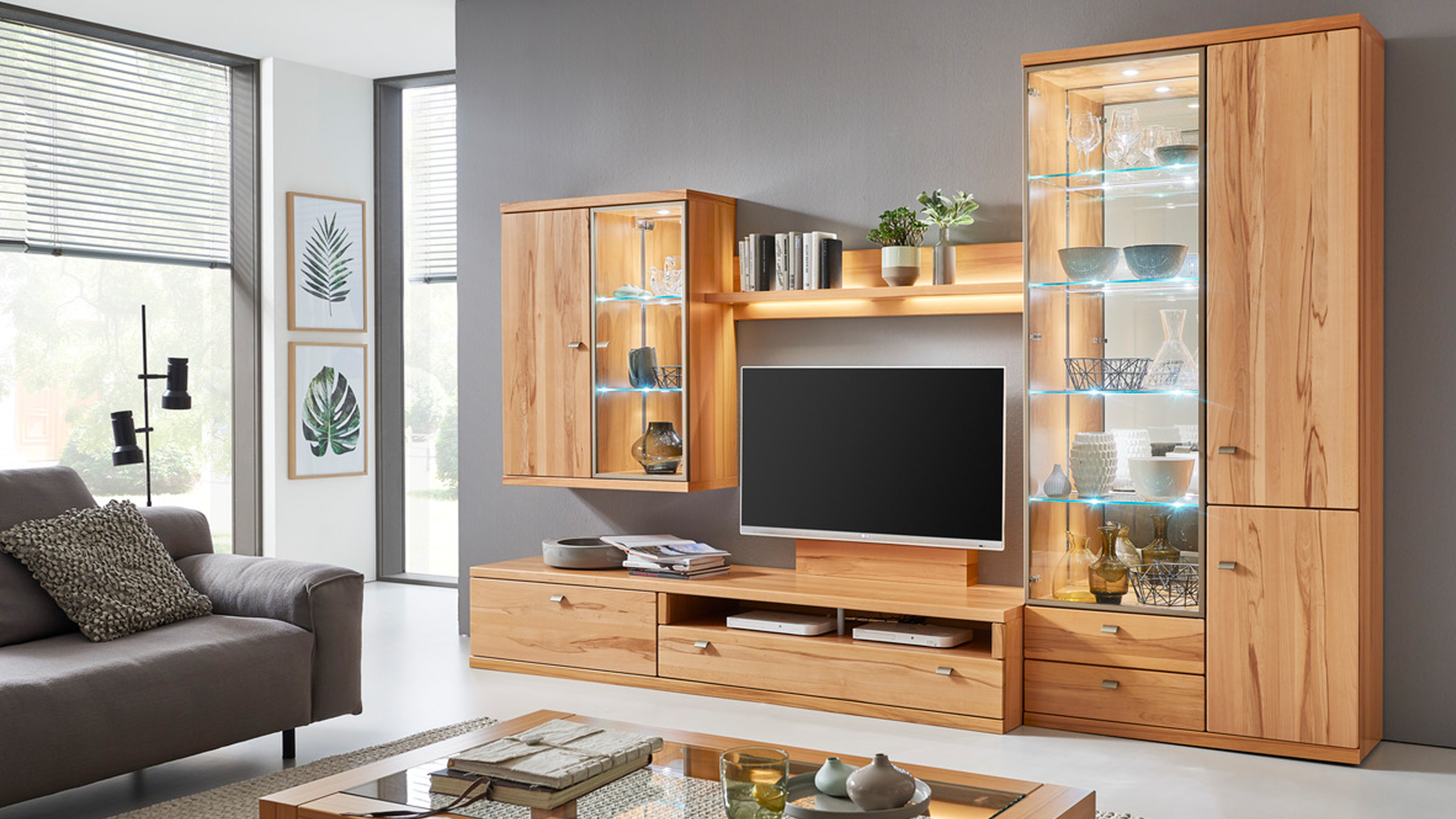 RMW Wohnkombination VZ VIVA in Front: Kernbuche massiv PG 1, Innenarchitektur, Wohnzimmer, Unterhaltungszentrum, Bildschirm, Überwachen