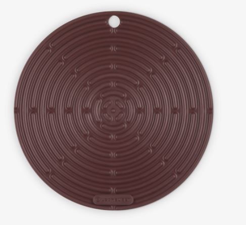 Le Creuset Topflappen Klassik rund 20cm in Farbe Garnet, roundes Deckel, kreisförmige Matte, Gummideckel, konzentrische Ringe, Aussparung Loch