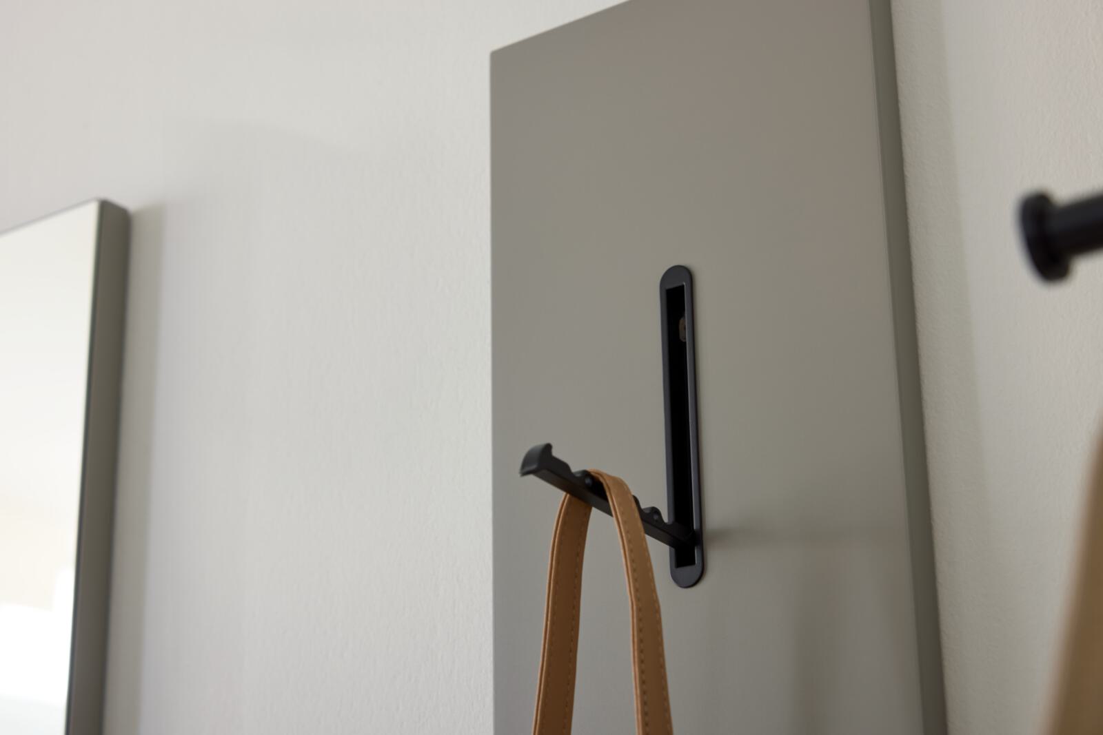 Garderobenpaneel in graubeige lack 18
