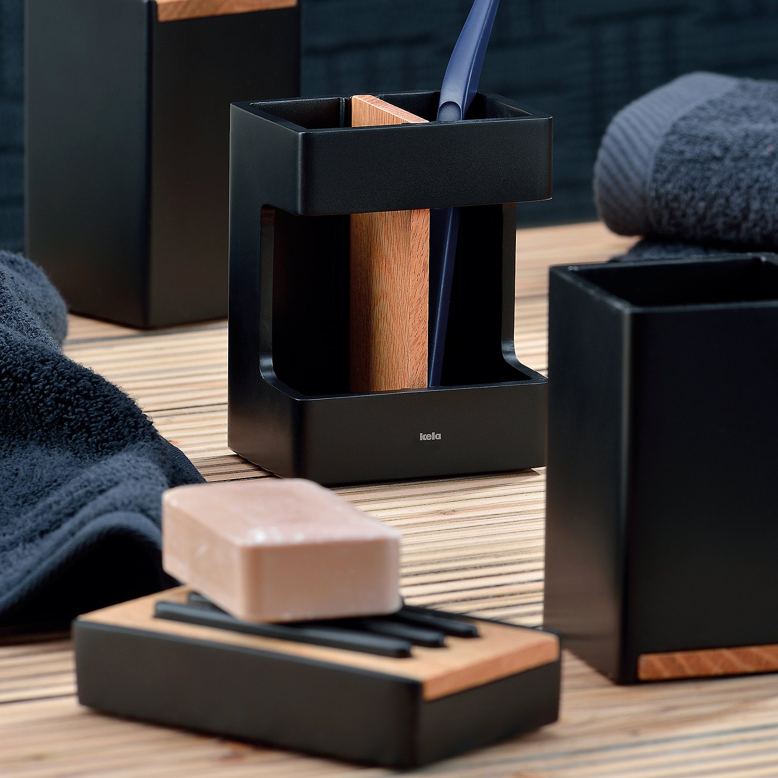 Kela Becher CUBE in Farbe schwarz, rasphalter, schmiedefinish, holz, schwarz, werkzeugset, magnetischer messerhalter, Küchenmesser-Stand, Holz und Metall, schwarzes Metall, moderne Küchenwerkzeuge