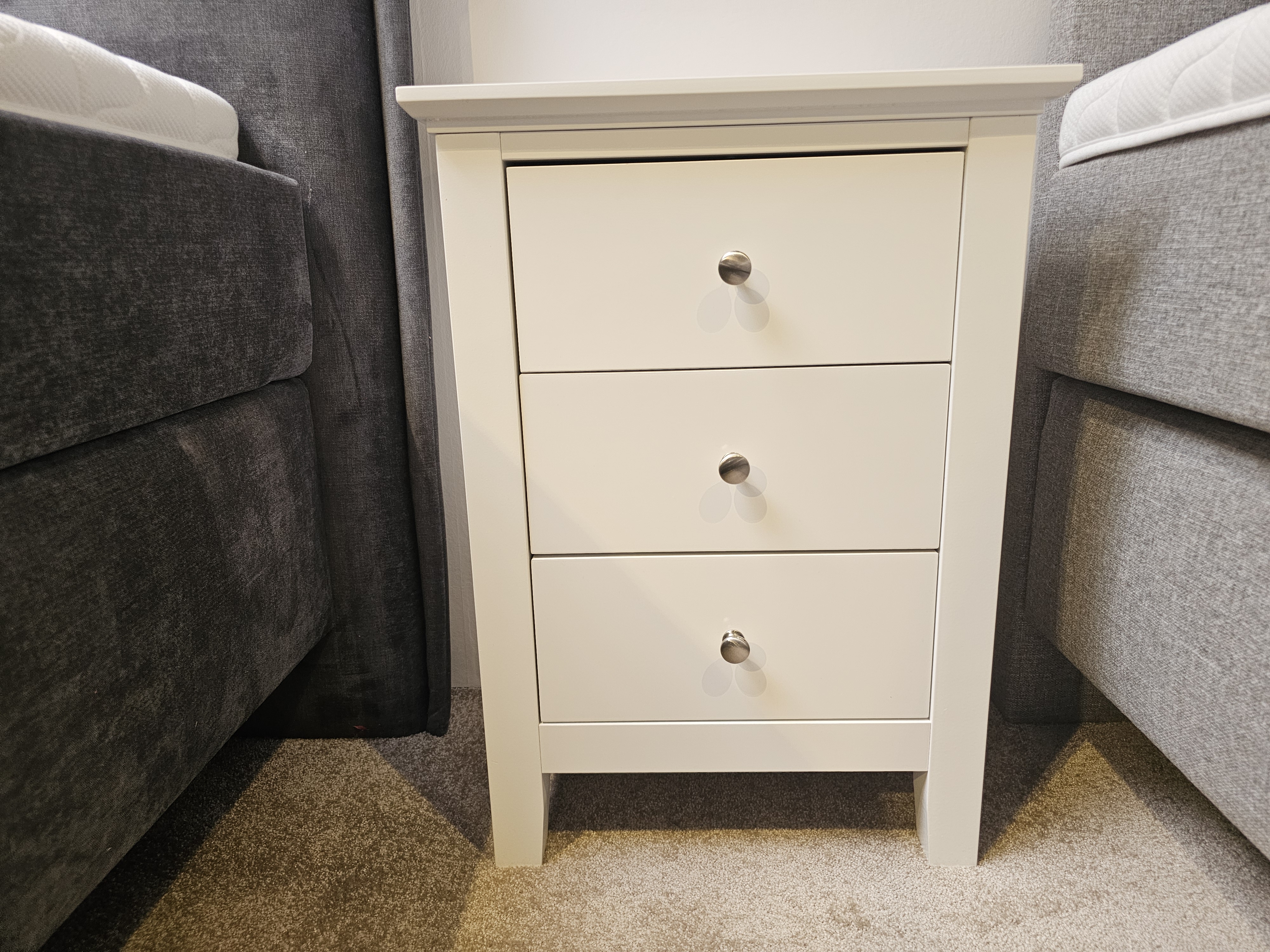 Nachttisch LINNEA in Farbe weiss, Nachttisch, Schubladen, Holz, helles Finish, Knöpfe