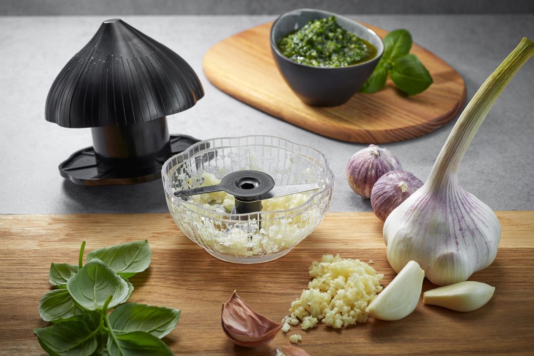 GEFU Knoblauchschneider AGLIOLI in Farbe Schwarz/transparent, Küchenmaschine, Knoblauchpresse, Schneidbrett, Kräuter, Knoblauch