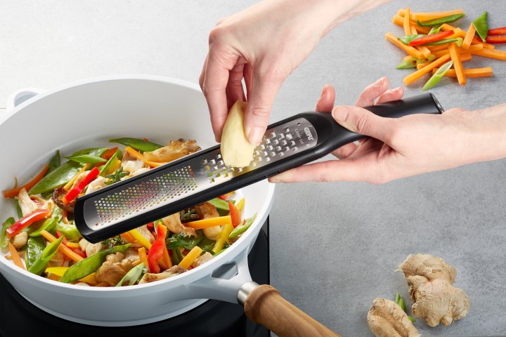 GEFU Fein- und Grobreibe RAFINO in Farbe schwarz/silber, grater, zester, vegetable peeler, top view, cooking