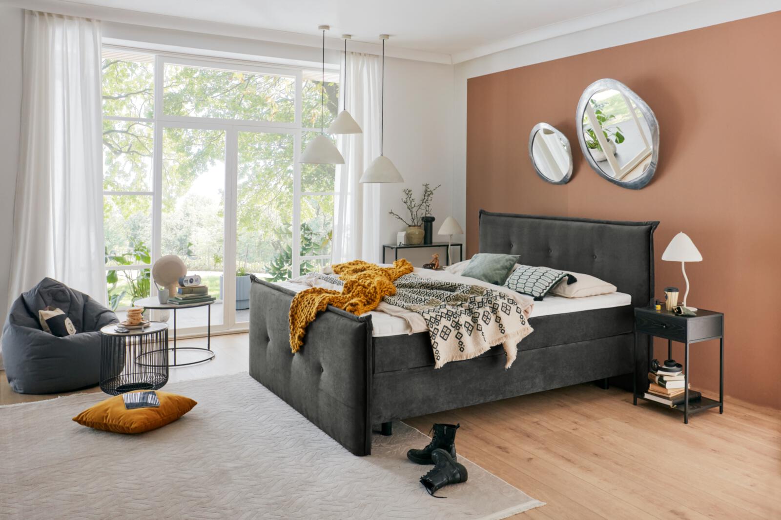 Fey Boxspringbett KAWOO ca. 180x200cm in Monza anthrazit, Schlafzimmer, Sofa-Bett, graues Bettmöbel, decke/Decke, orangefarbene Akzentwand