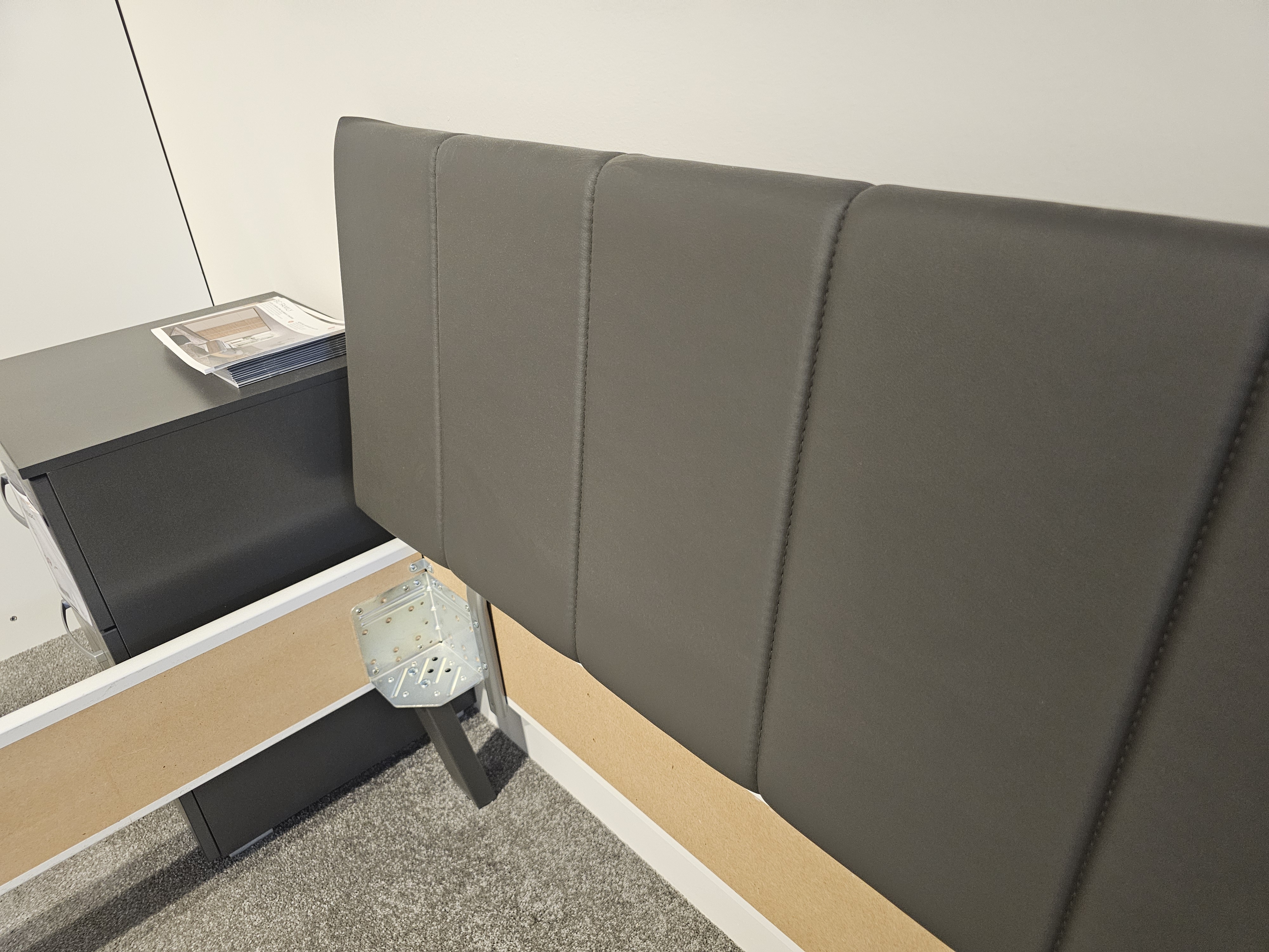 Bett inkl. Kopfteil und Füßen in Farbe , kopfteil, Bett, Grau, gepolstert, Möbel