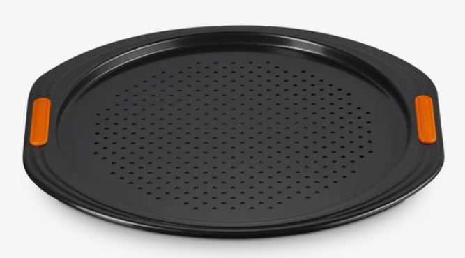 Le Creuset Pizzabackblech ca. 33cm in Farbe schwarz, runder Teller, perforierte Oberfläche, Pizza-Backblech, nicht klebend, orange Griffe