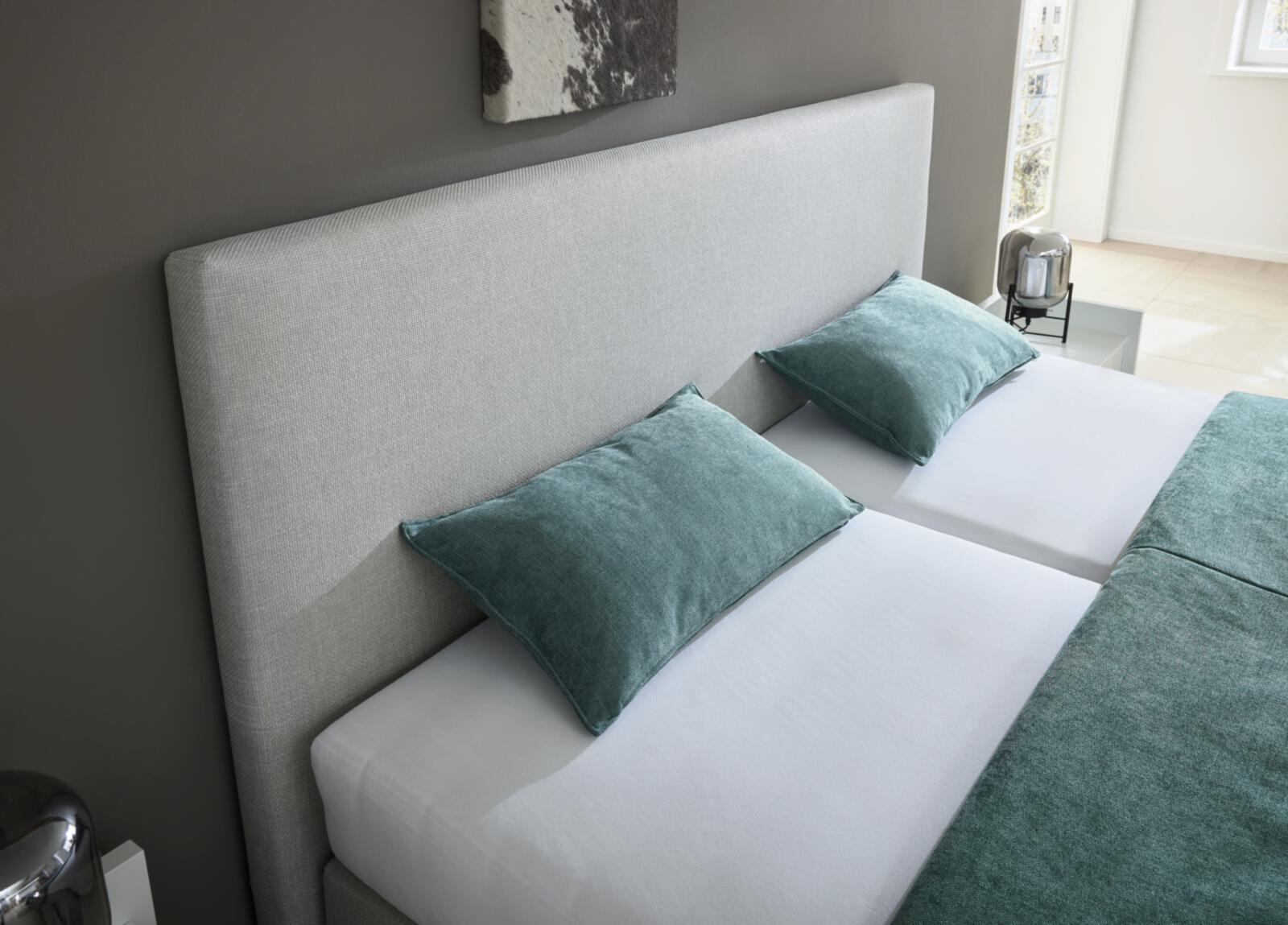 RUF Betten Boxspringbett MOVIDA ca. 180x200cm in Farbe Stoff hellgrau, Kissen, Dekoration für Zuhause, Mobiliar, Bett