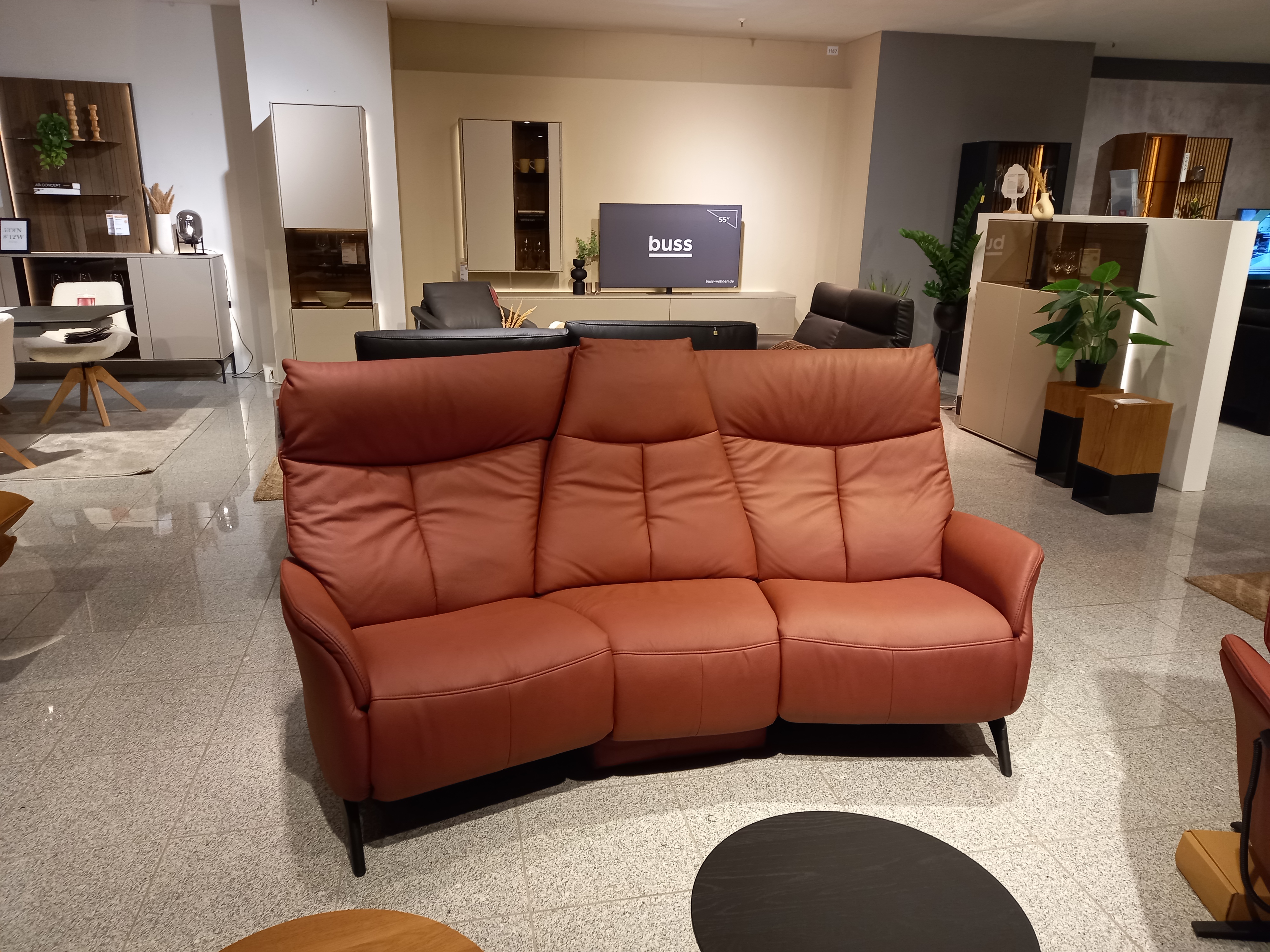 Interliving Trapezsofa  ca. 200x104 in Rot, Ledersofa, Dreisitzer, Terrakottafarben, Gepolsterte Armlehnen, Schwarze Metallfüße