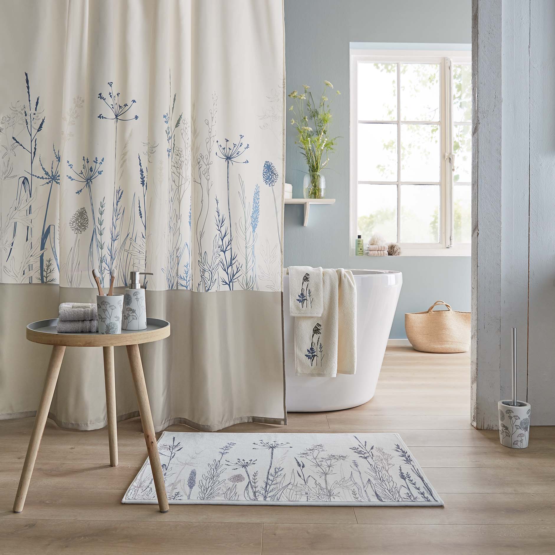 Kleine Wolke Badteppich SAVANNAH ca. 60x90cm in Farbe Multicolor, Duschvorhang, Blumenmuster, Blaues Highlight, Weißes Badezimmer, Badematte