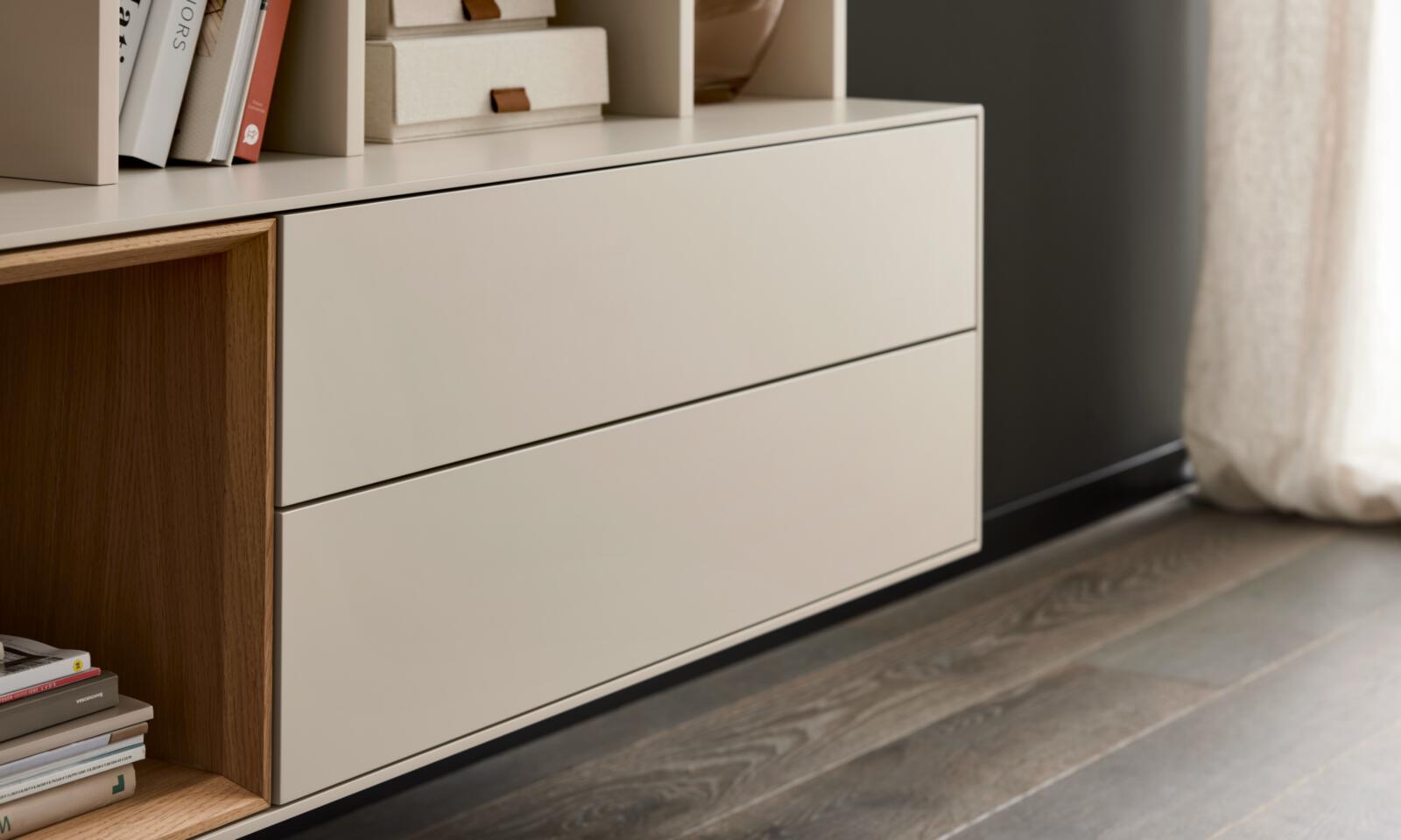Interliving Lowboardkombination IL-2034 in Farbe Pastellsand matt lackiert/Eiche Echtholz furniert, Kleiderschrank, Kommode, Dresser, Schubladen, Holz