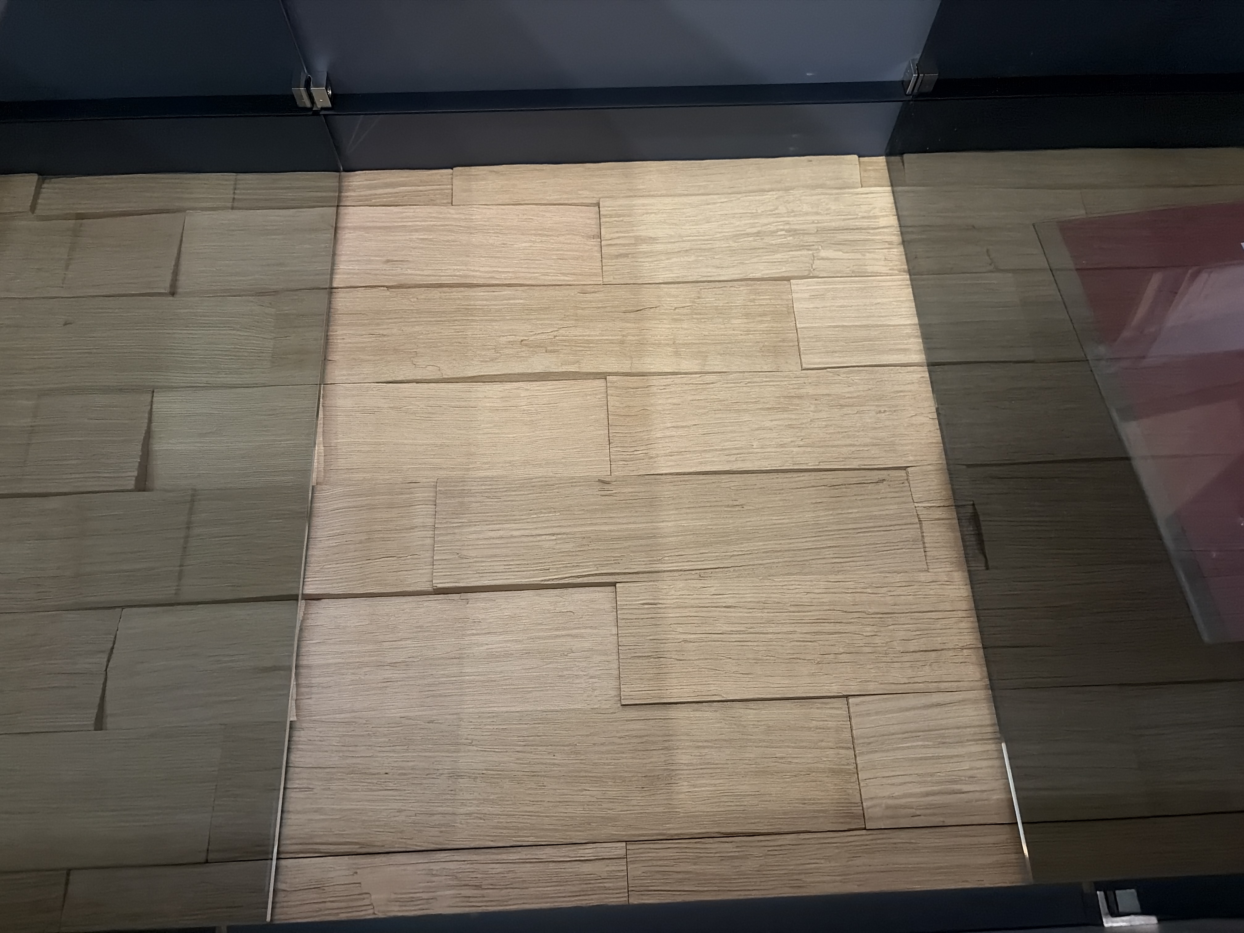 Vitrine, Holzoptik, Holzboden, Bodenbelag, Parkettoptik, Laminate