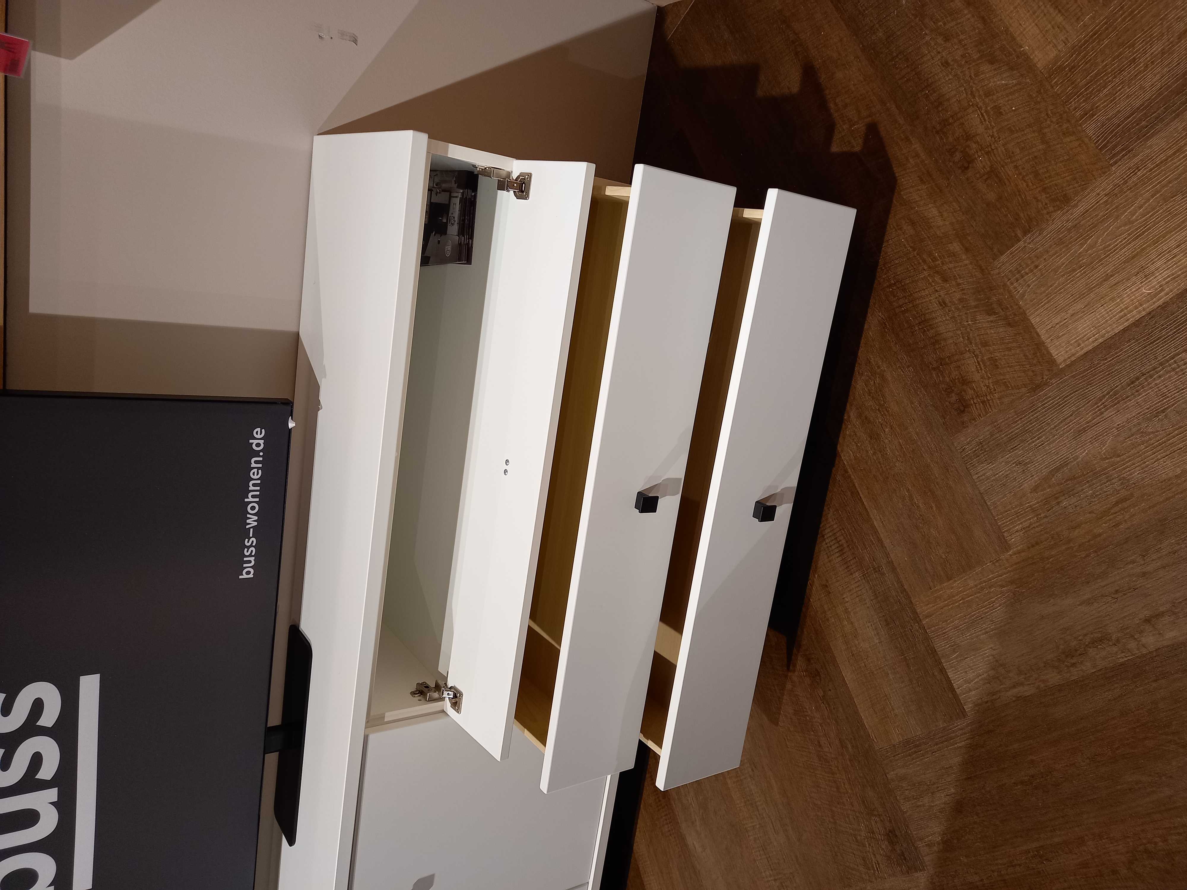 Wehrsdorfer Lowboardkombination in Farbe Front/Korpus weiß, Innenarchitektur, Holz, Mobiliar, Hartholz, Bodenbeläge