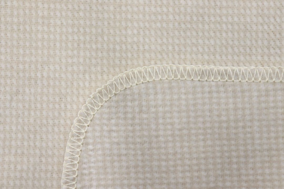 Biederlack Decke ca. 150x200cm in Farbe Pearl Oatmeal Biederlack Decke ca. 150x200cm in Farbe Pearl Oatmeal, Stitching, Edge, Weißes Gewebe, Naht, Nahaufnahme Textil